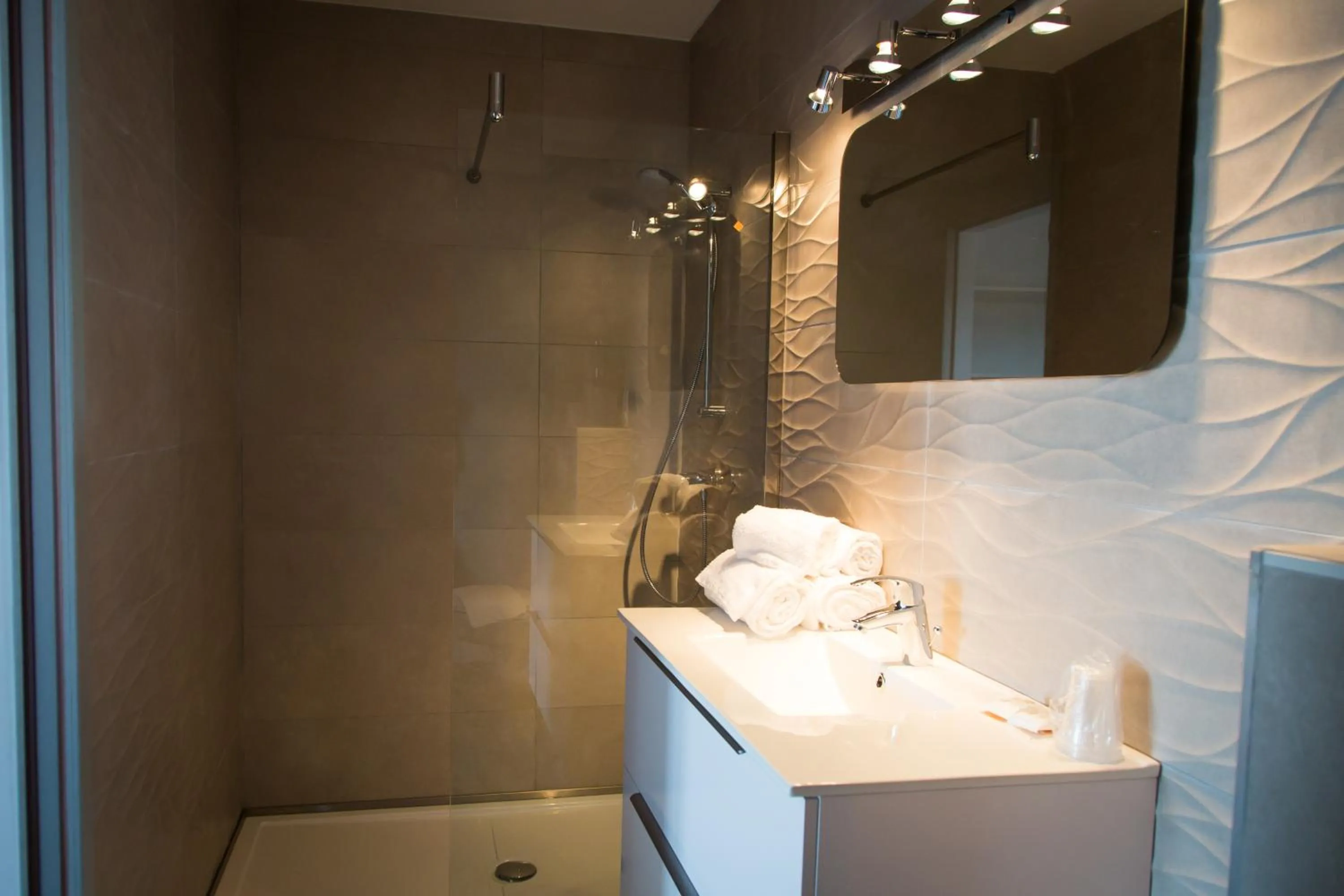 Shower in Hôtel Le Mistral