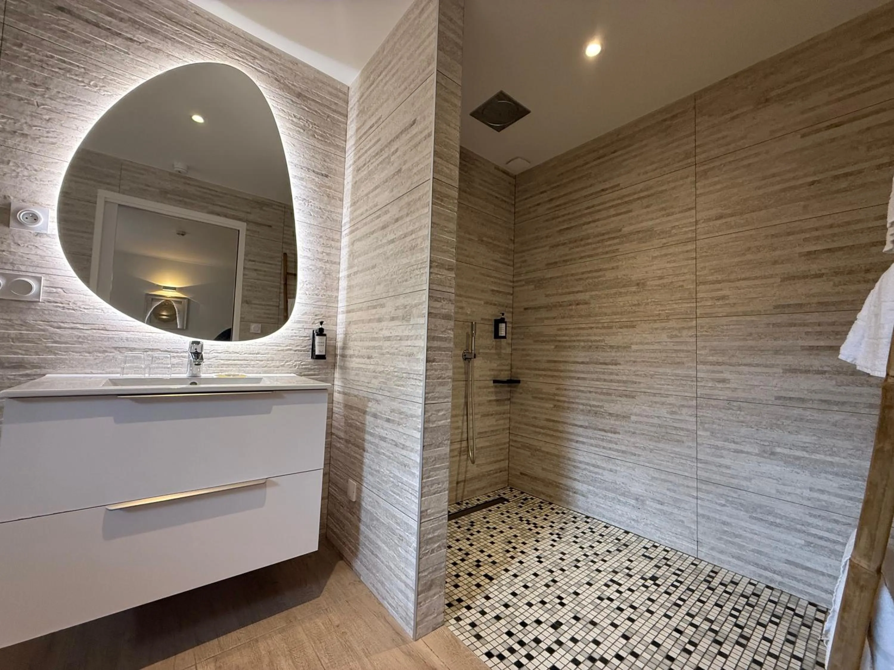 Shower in Hôtel Le Mistral