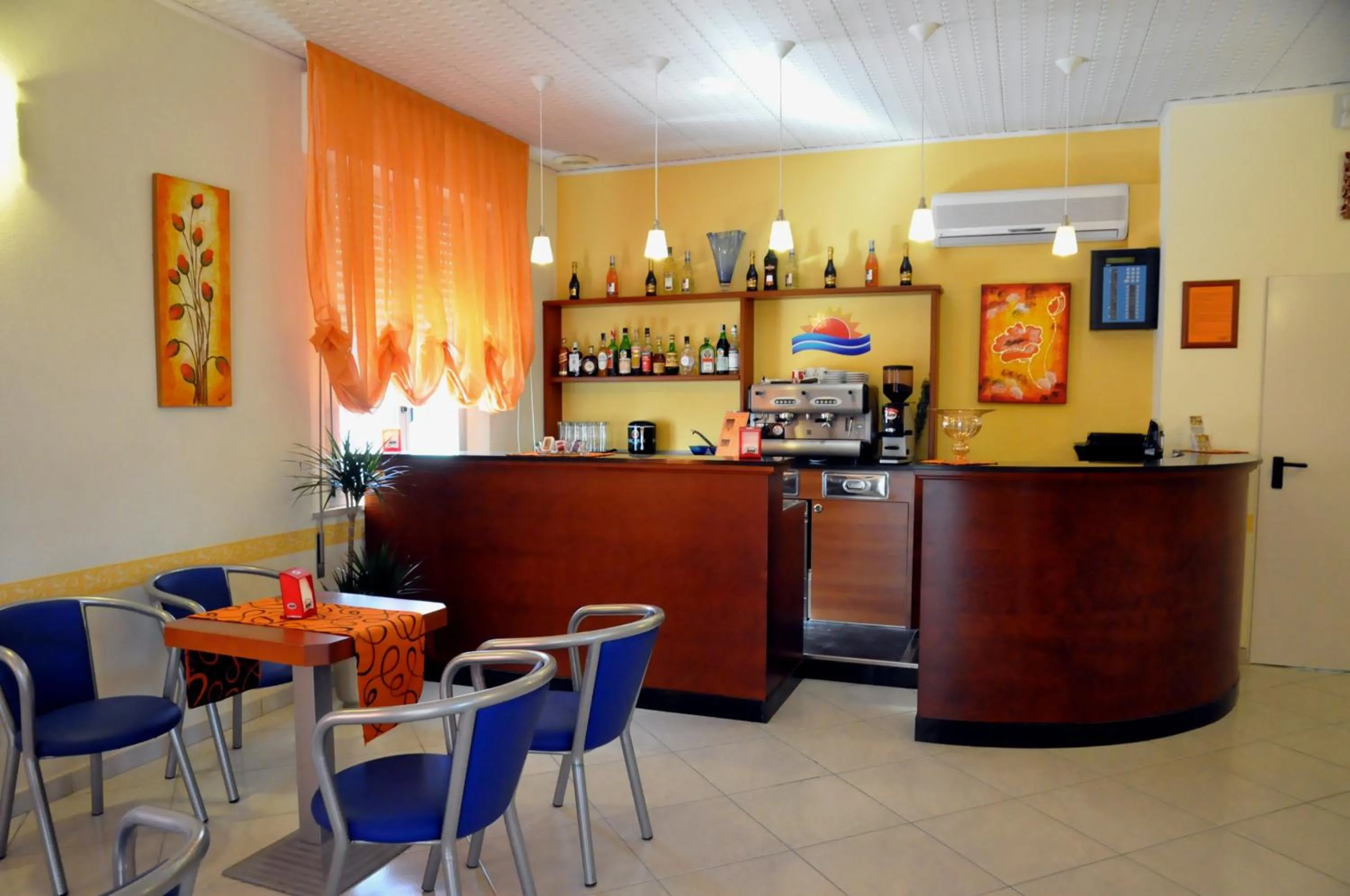 Lounge or bar in Hotel Holiday Beach