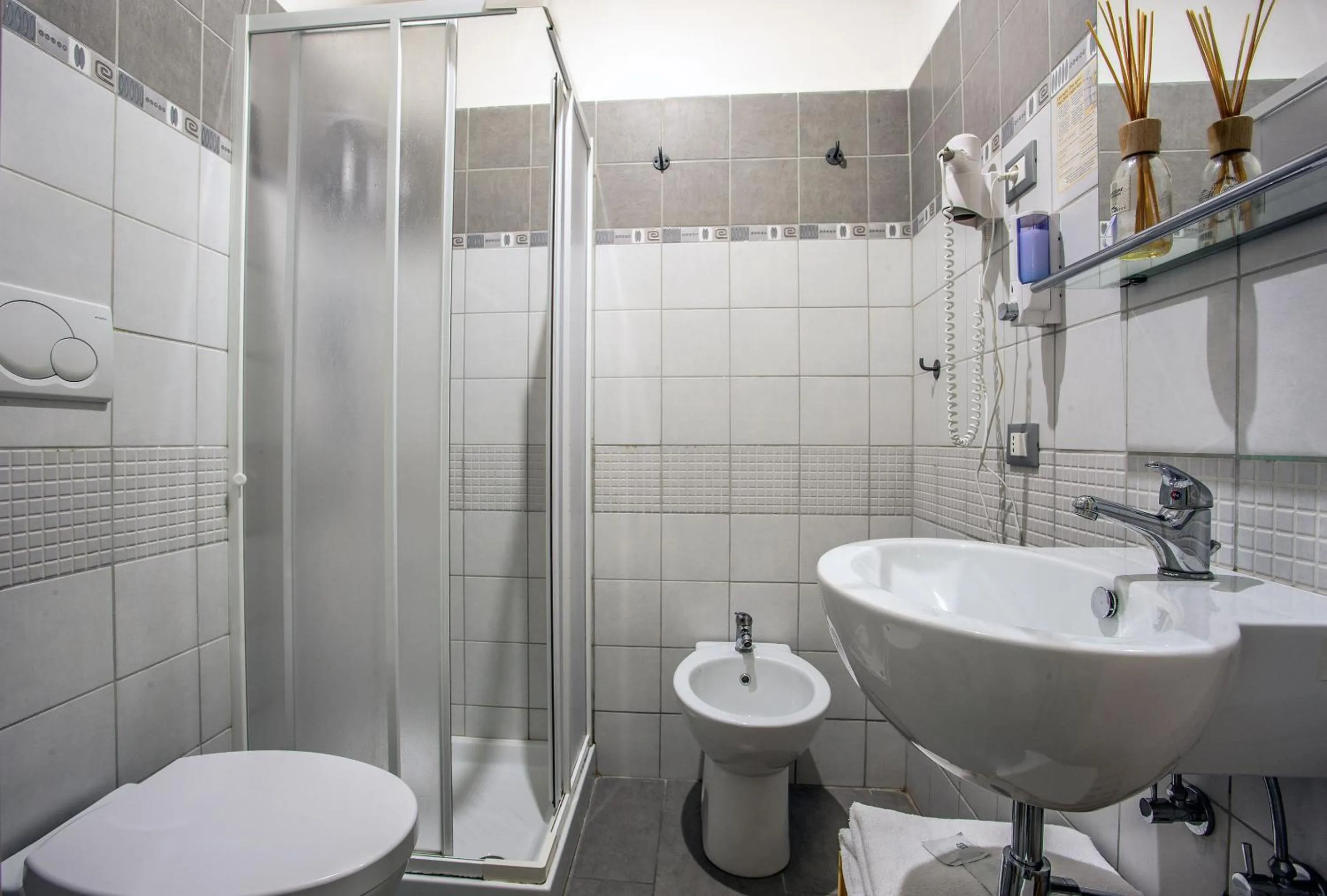 Bathroom in Affittacamere Lunamar