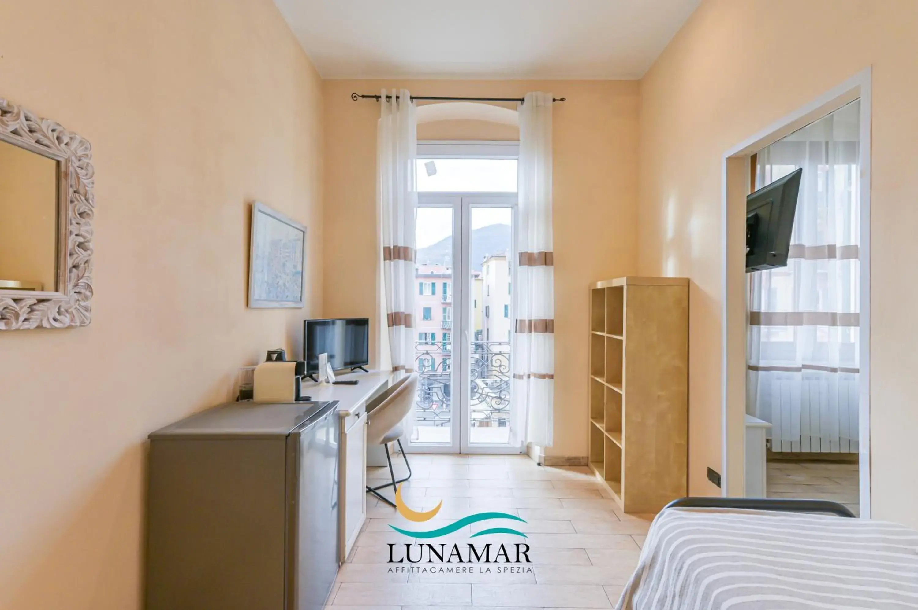 Room with Balcony, Private Bathroom and City View in Affittacamere Lunamar Room with Balcony, Private Bathroom and City View in Affittacamere Lunamar