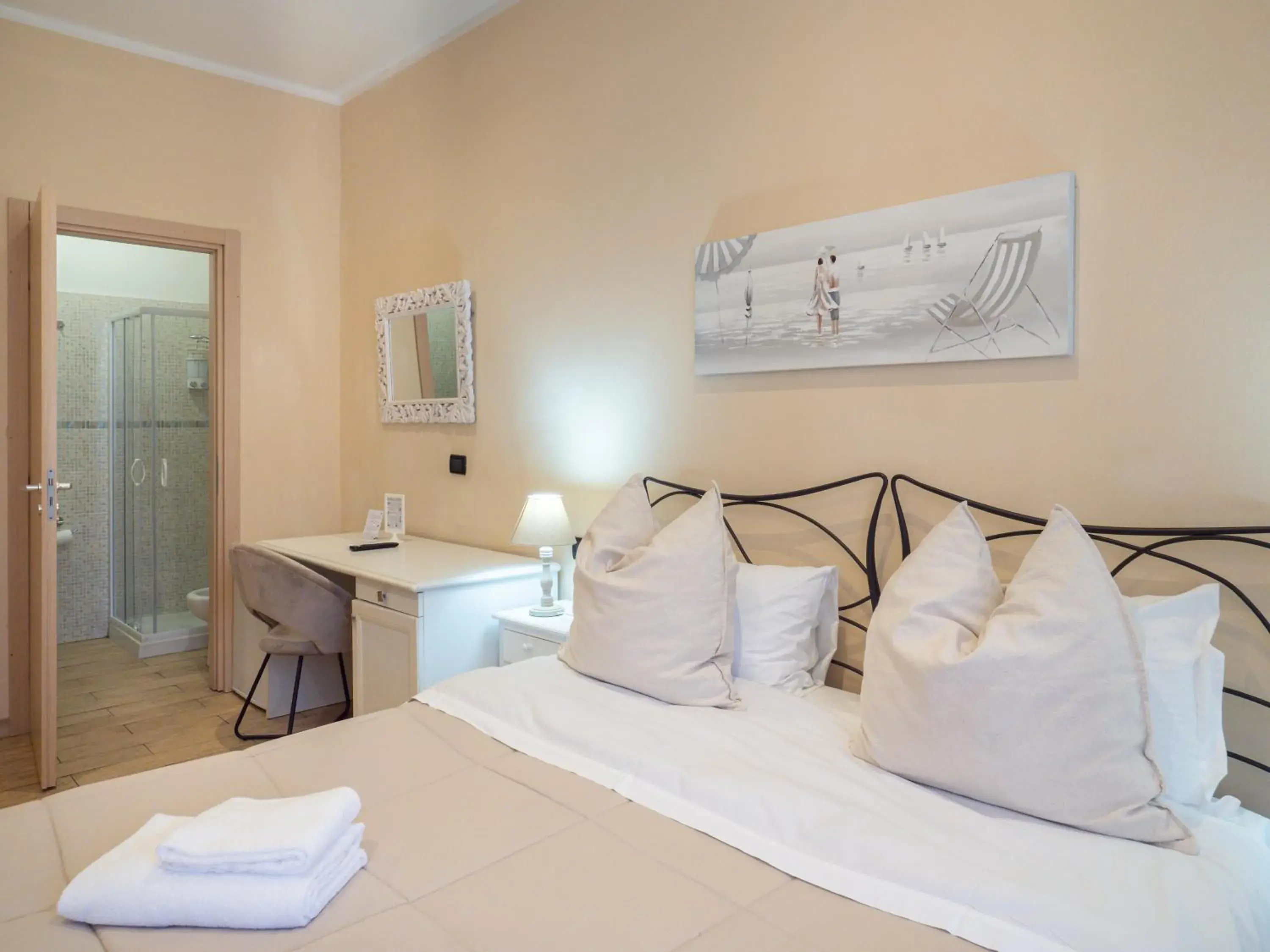 Double or Twin Room with Private Bathroom - single occupancy in Affittacamere Lunamar Double or Twin Room with Private Bathroom - single occupancy in Affittacamere Lunamar