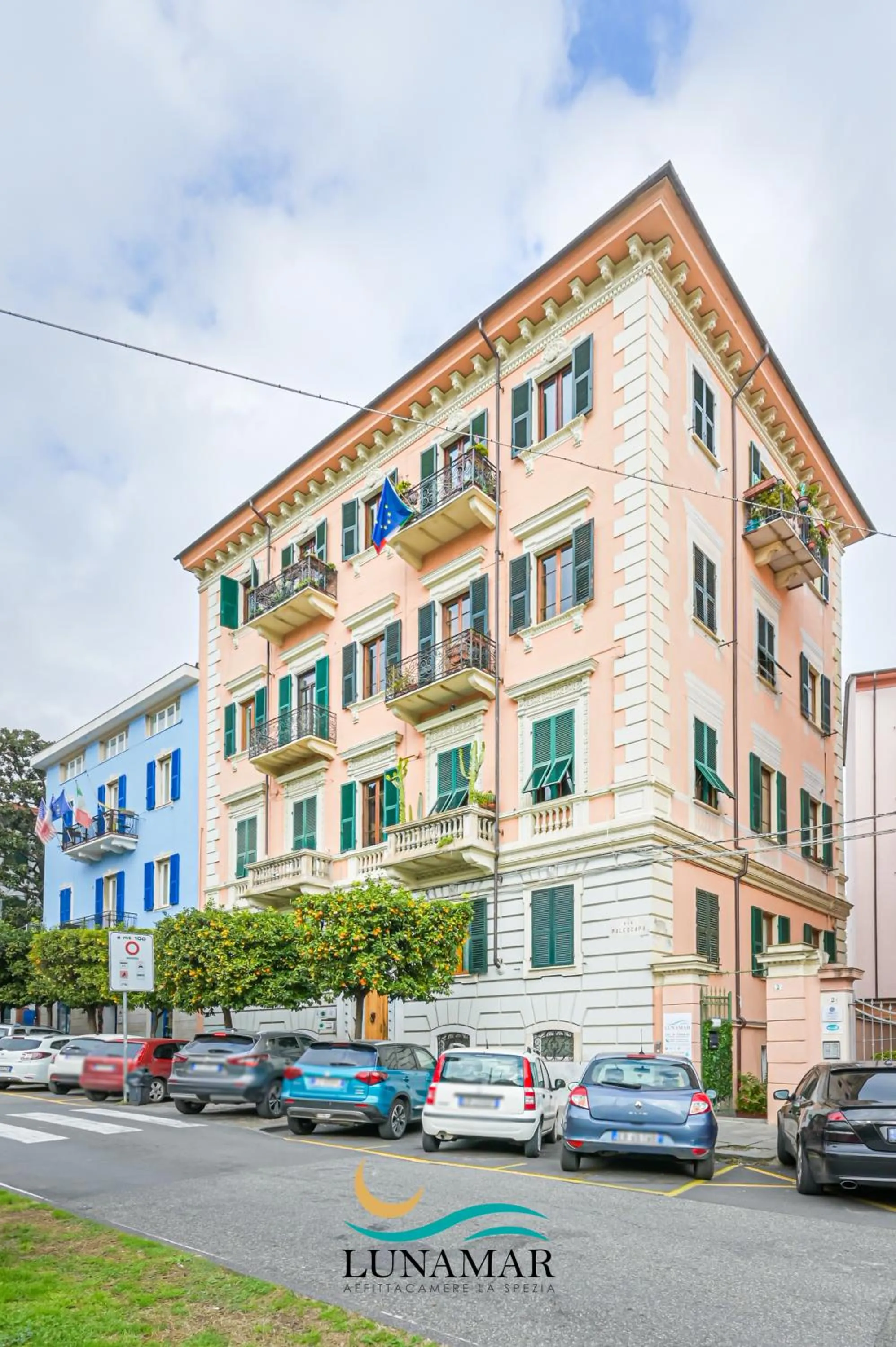 Property building in Affittacamere Lunamar