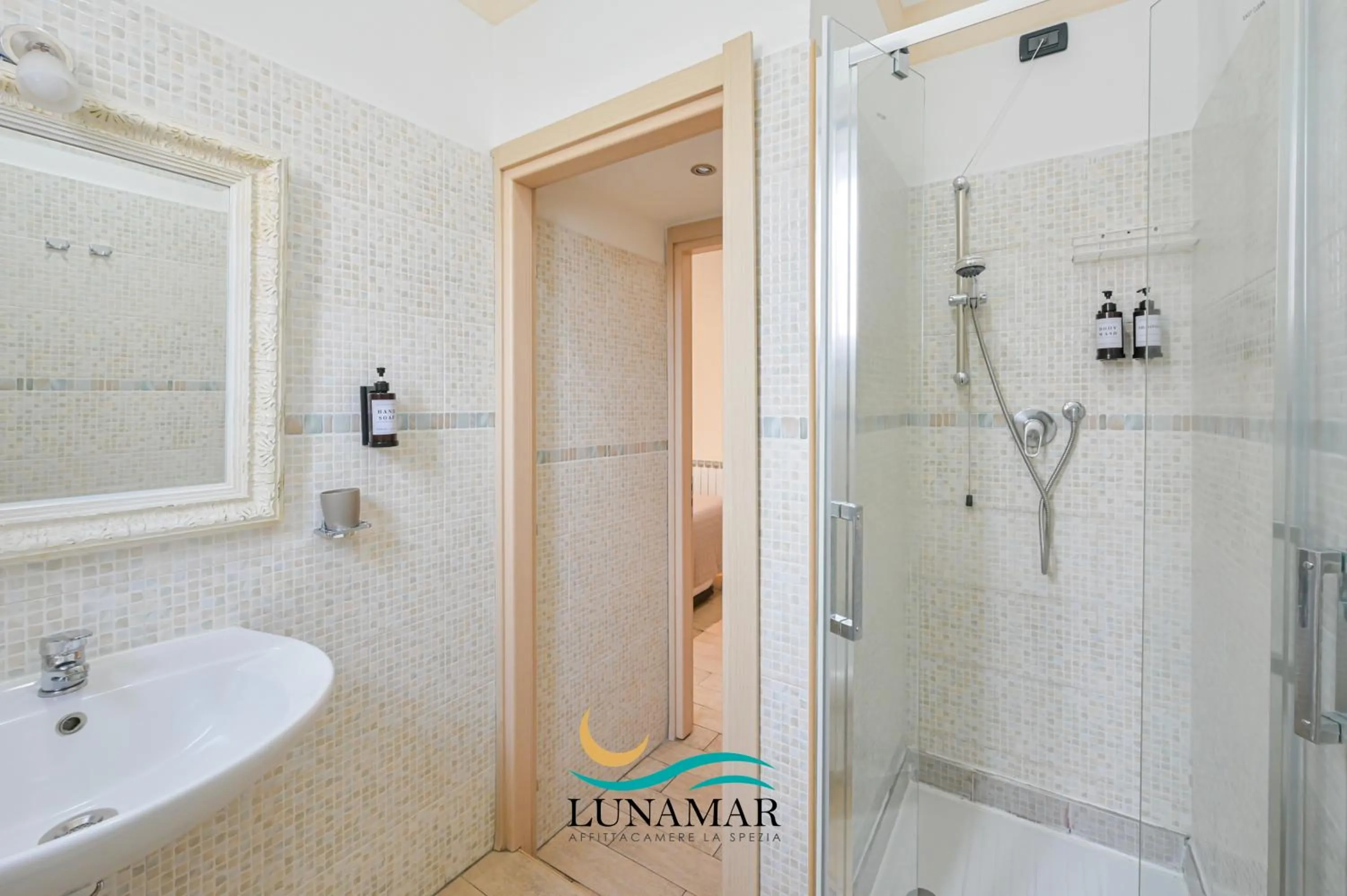 Shower in Affittacamere Lunamar