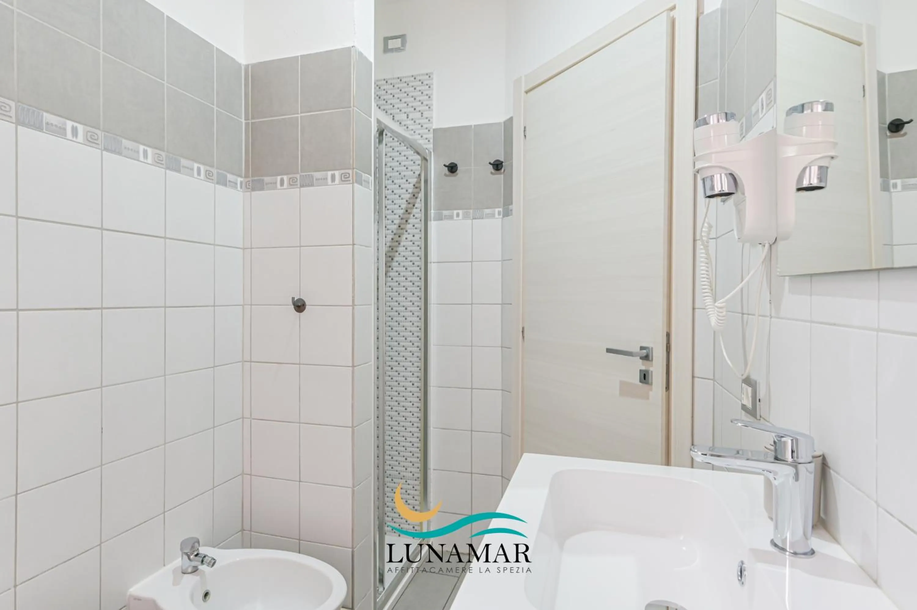 Shower in Affittacamere Lunamar