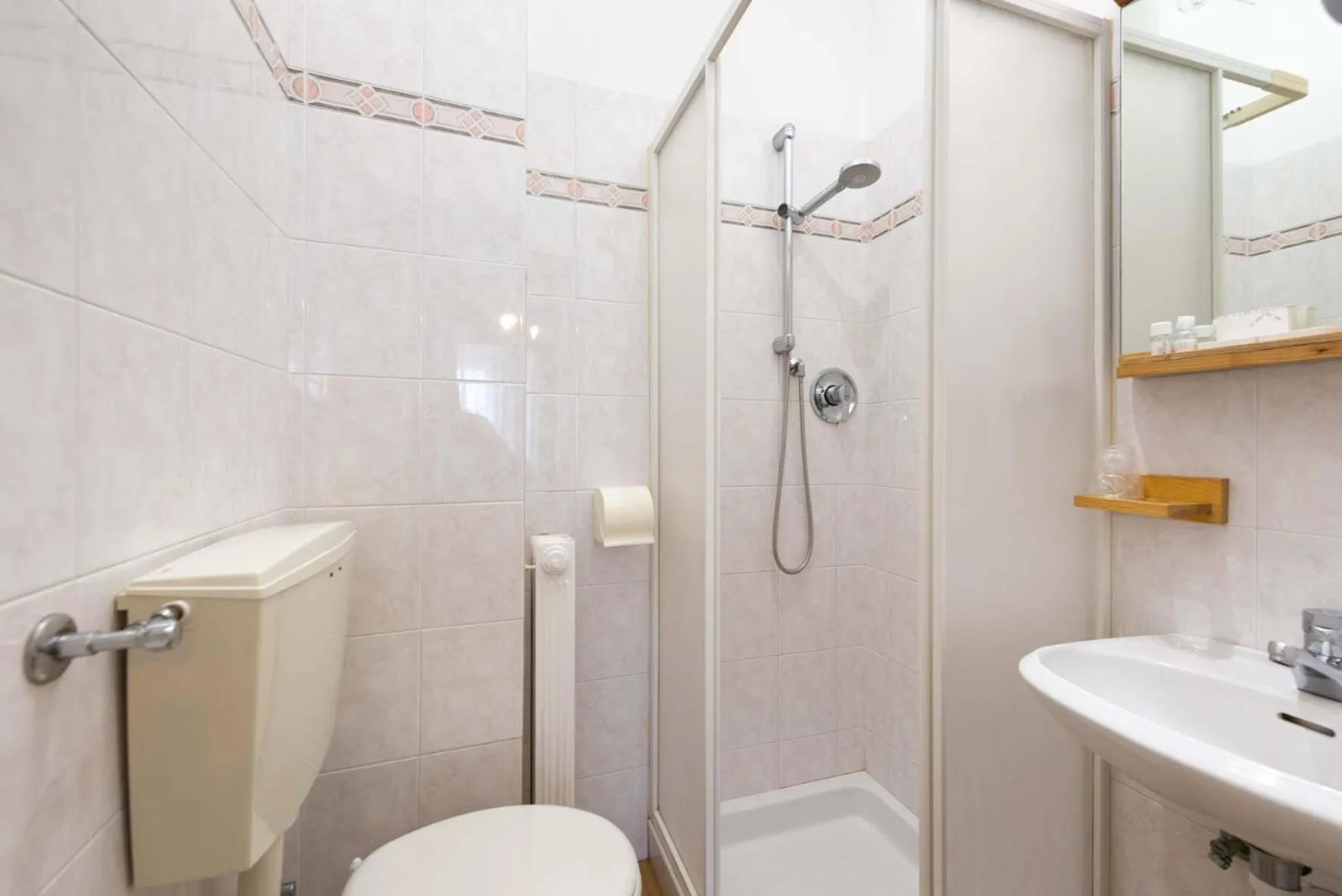 Shower in Hotel La Pace