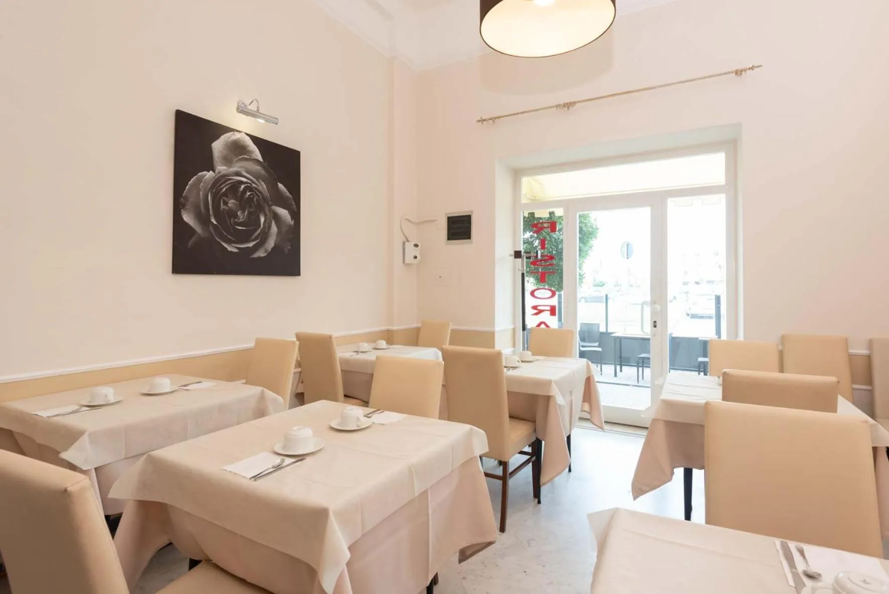 Restaurant/places to eat in Hotel La Pace