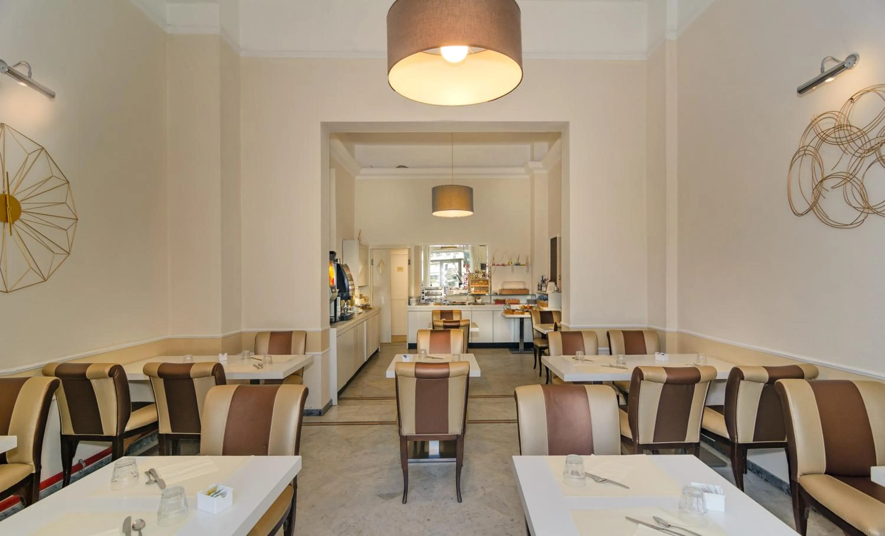 Restaurant/places to eat in Hotel La Pace