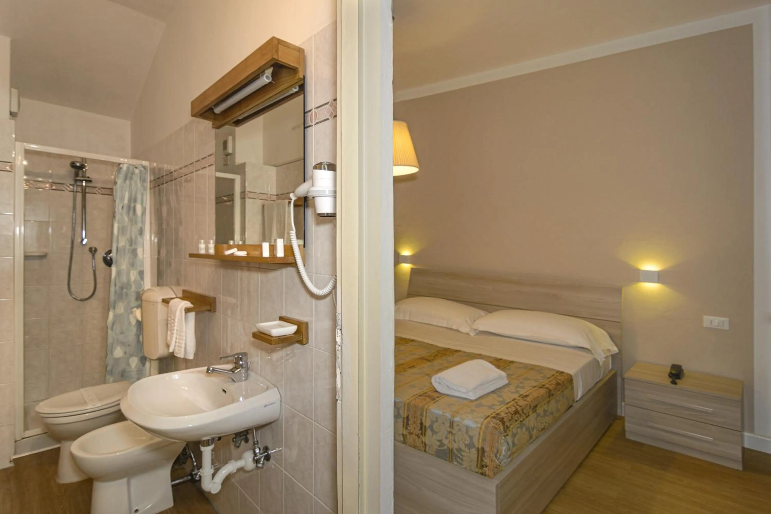 Bathroom, Bed in Hotel La Pace