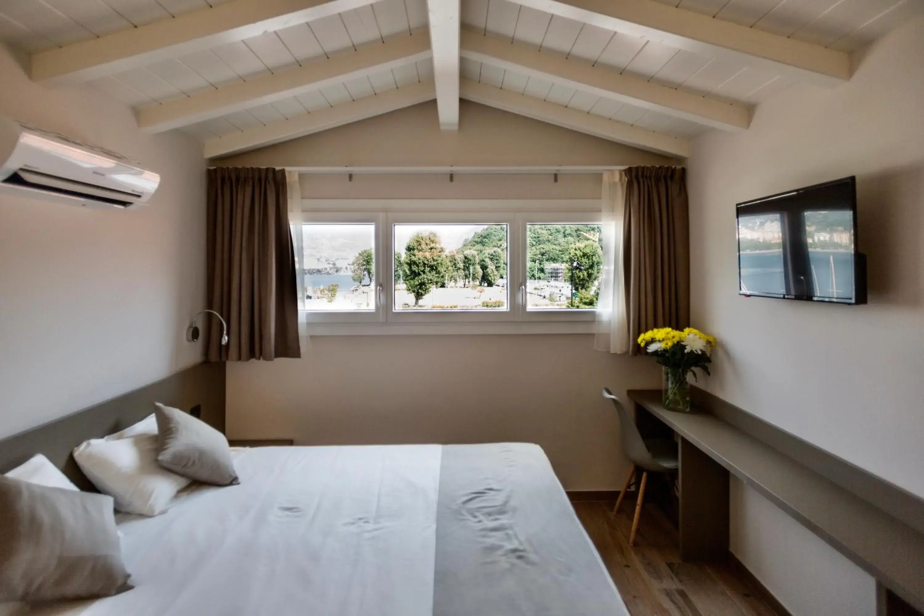 Double or Twin Room with Lake View in Hotel Baia di Paré Double or Twin Room with Lake View in Hotel Baia di Paré