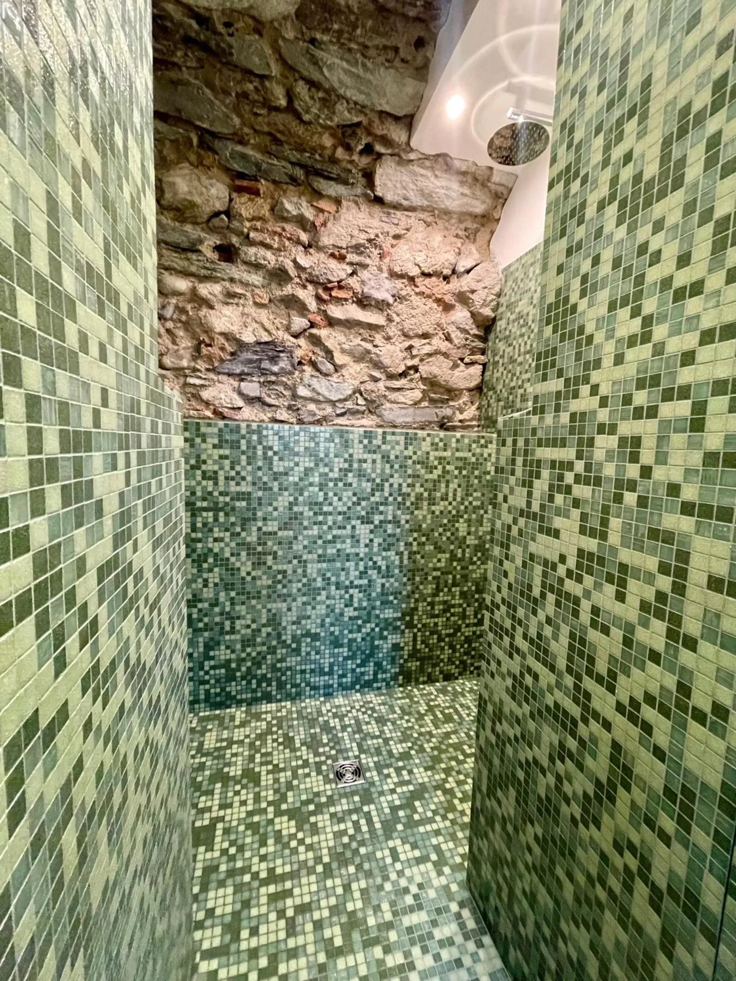 Shower in Hotel Baia di Paré