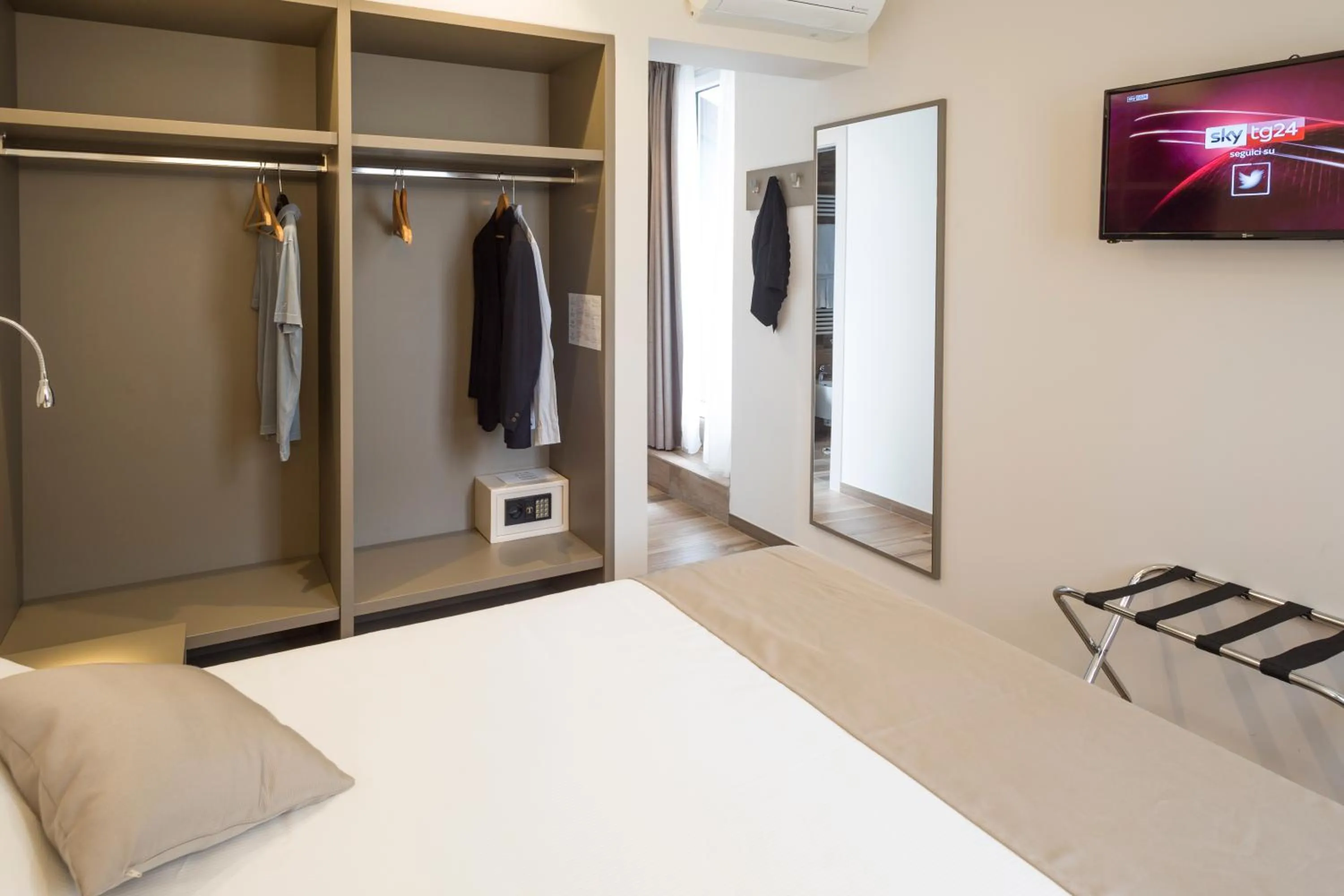 Photo of the whole room, Bed in Hotel Baia di Paré