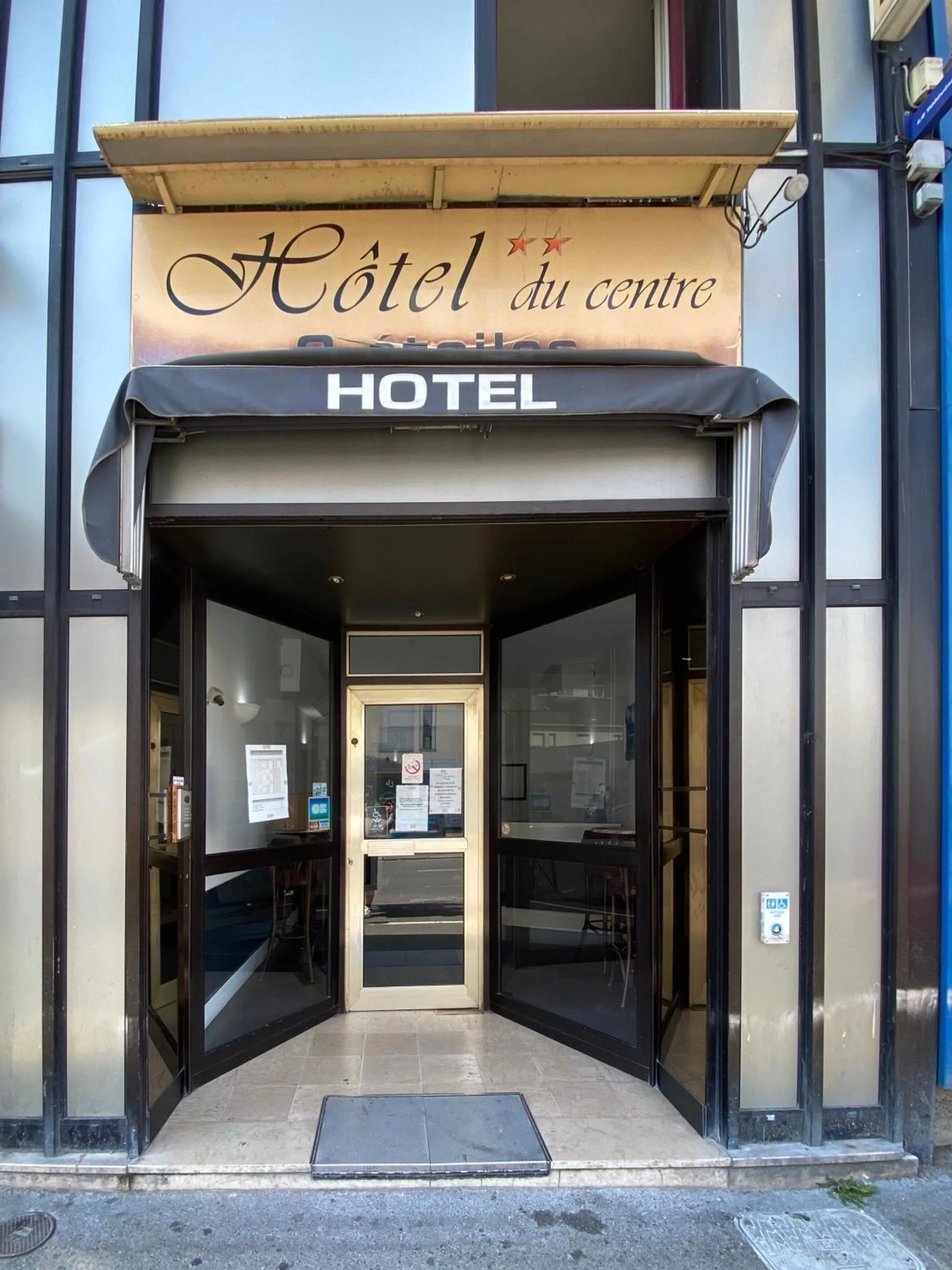 Facade/entrance in Hotel du Centre Lucé Chartres
