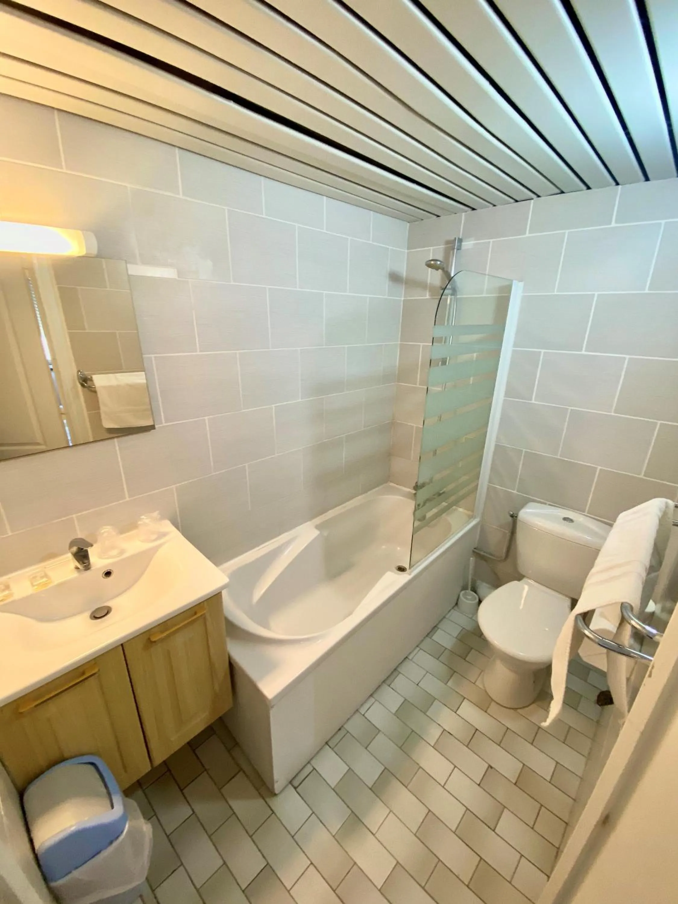 Bathroom in Hotel du Centre Lucé Chartres