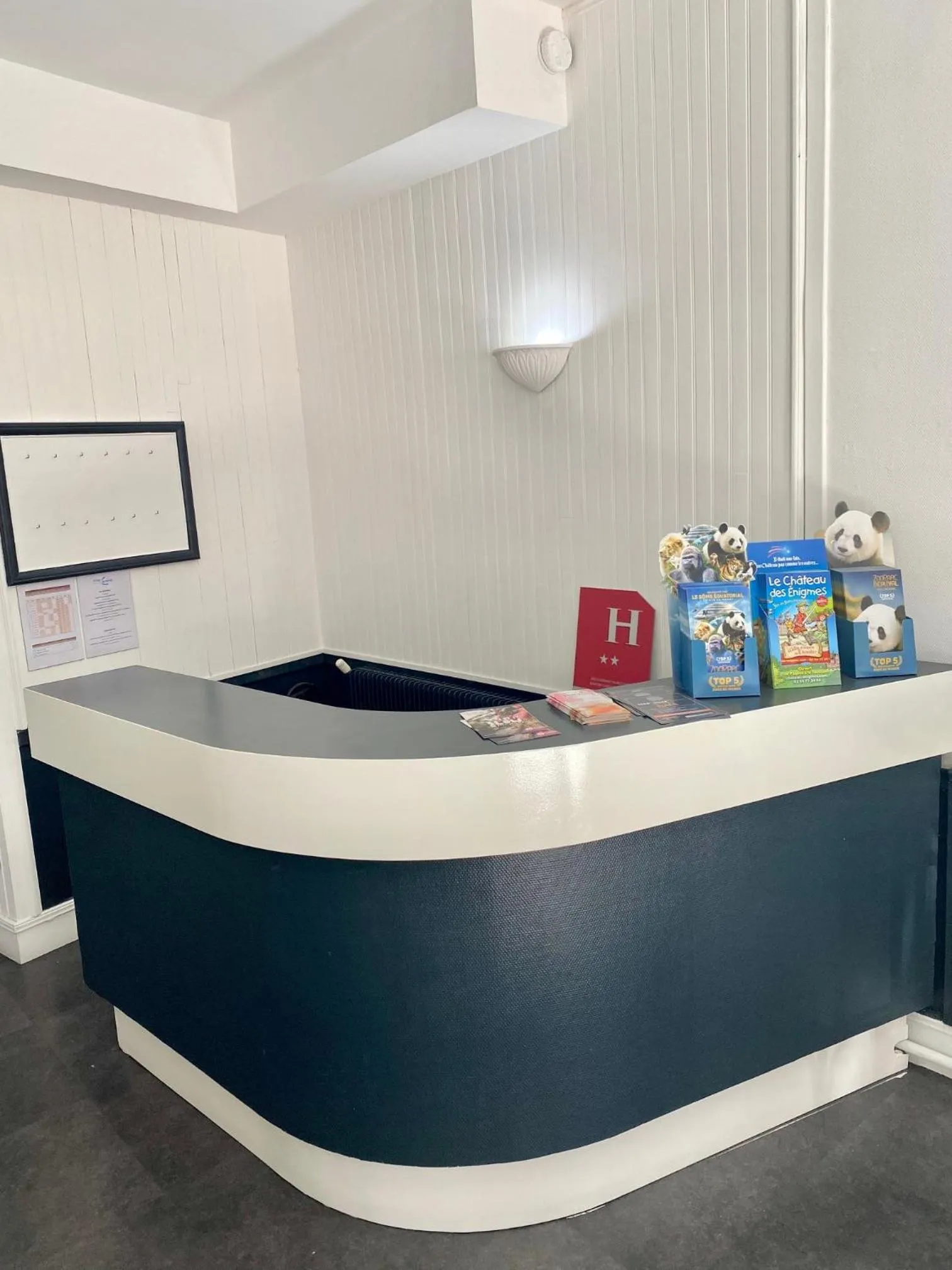 Lobby or reception in Hotel du Centre Lucé Chartres