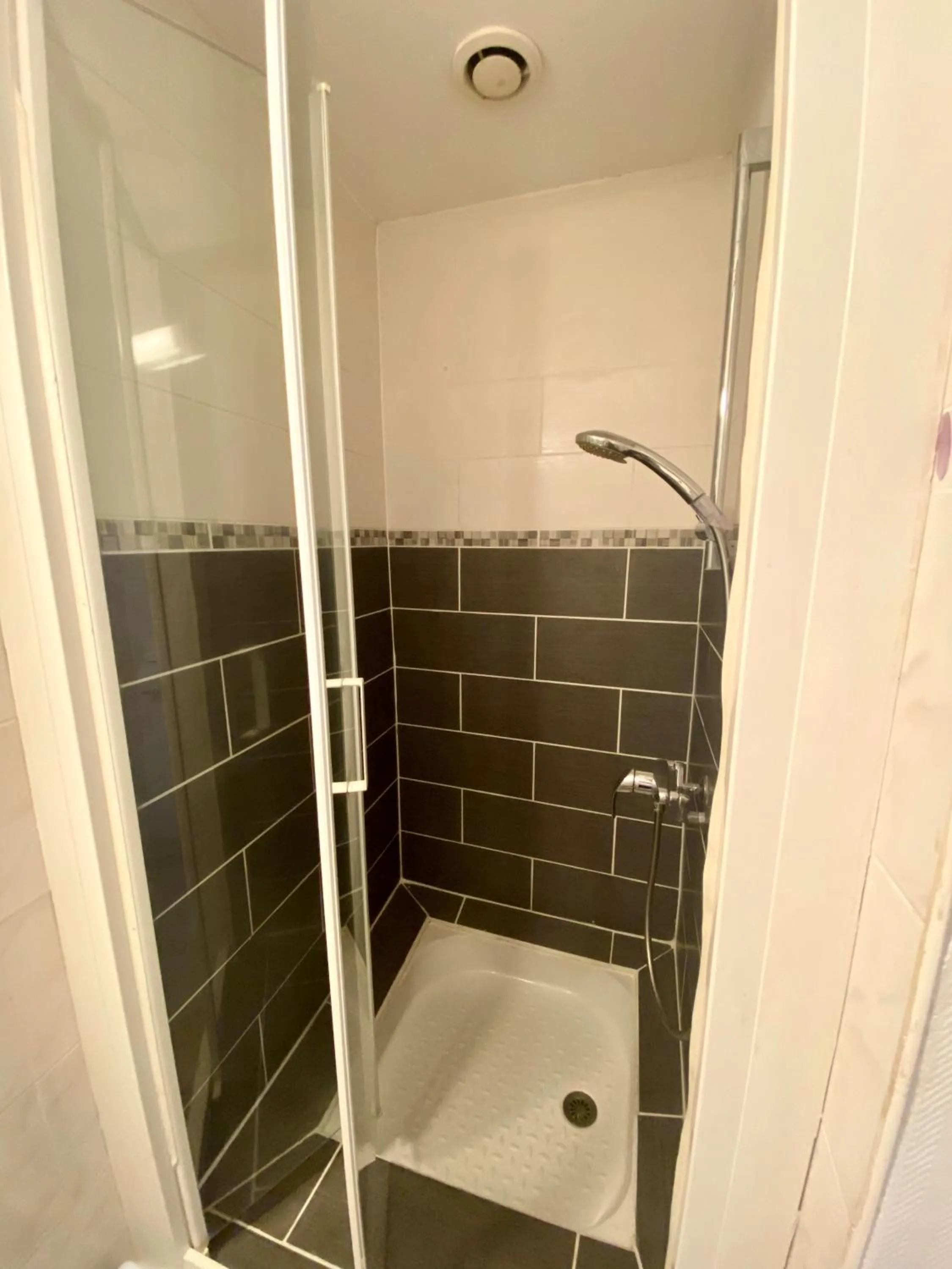 Shower in Hotel du Centre Lucé Chartres