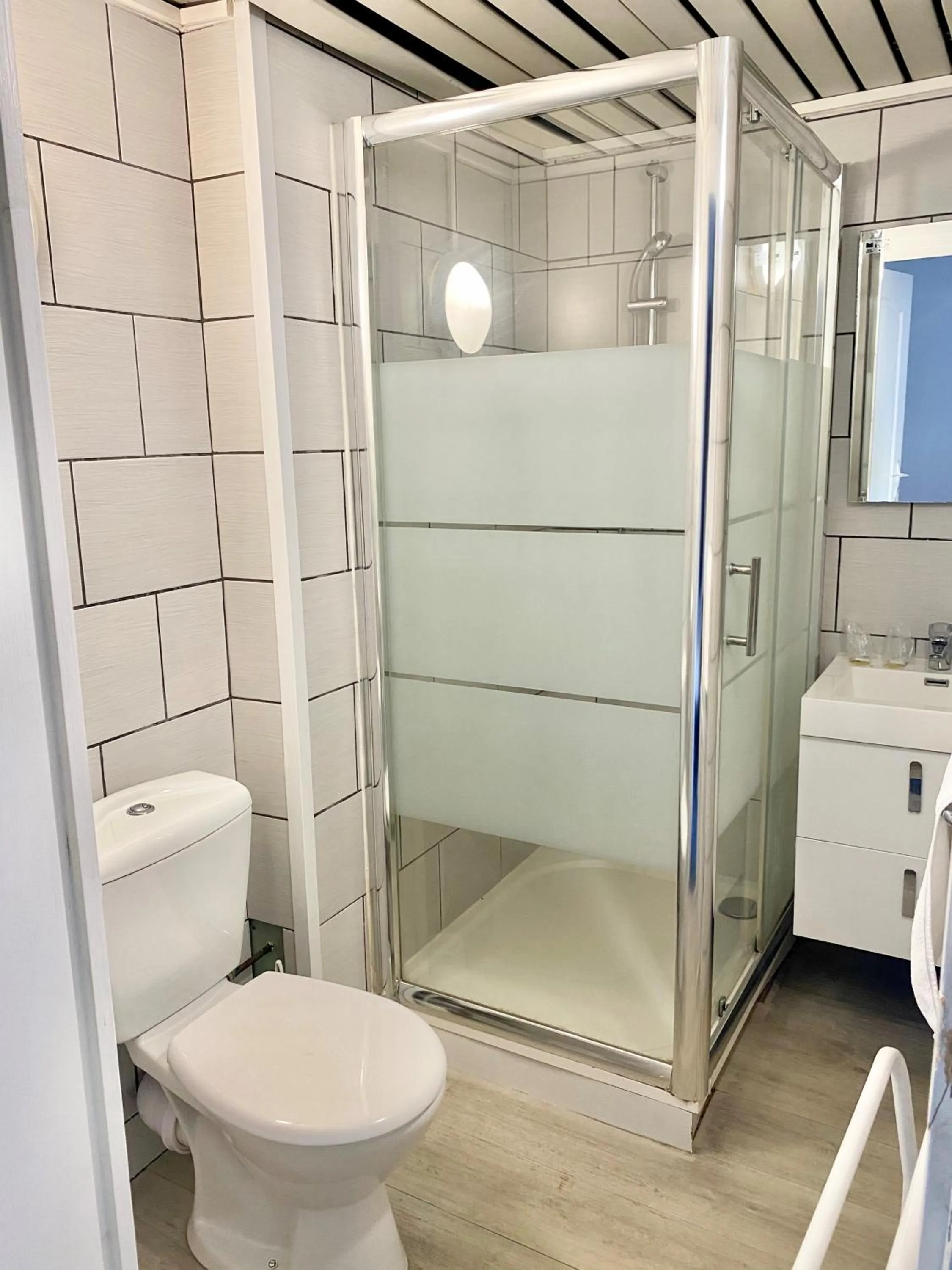 Shower in Hotel du Centre Lucé Chartres