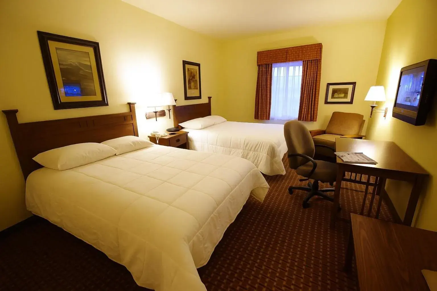 Deluxe Queen Room with Two Queen Beds in Mountain Inn & Suites Airport - Hendersonville Deluxe Queen Room with Two Queen Beds in Mountain Inn & Suites Airport - Hendersonville