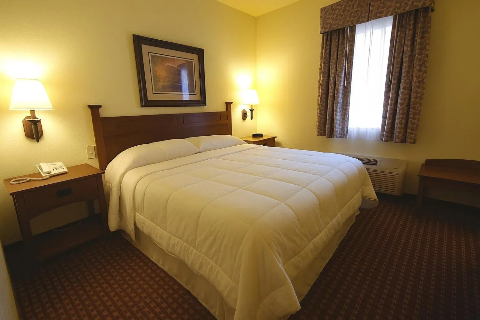 Bed in Mountain Inn & Suites Airport - Hendersonville