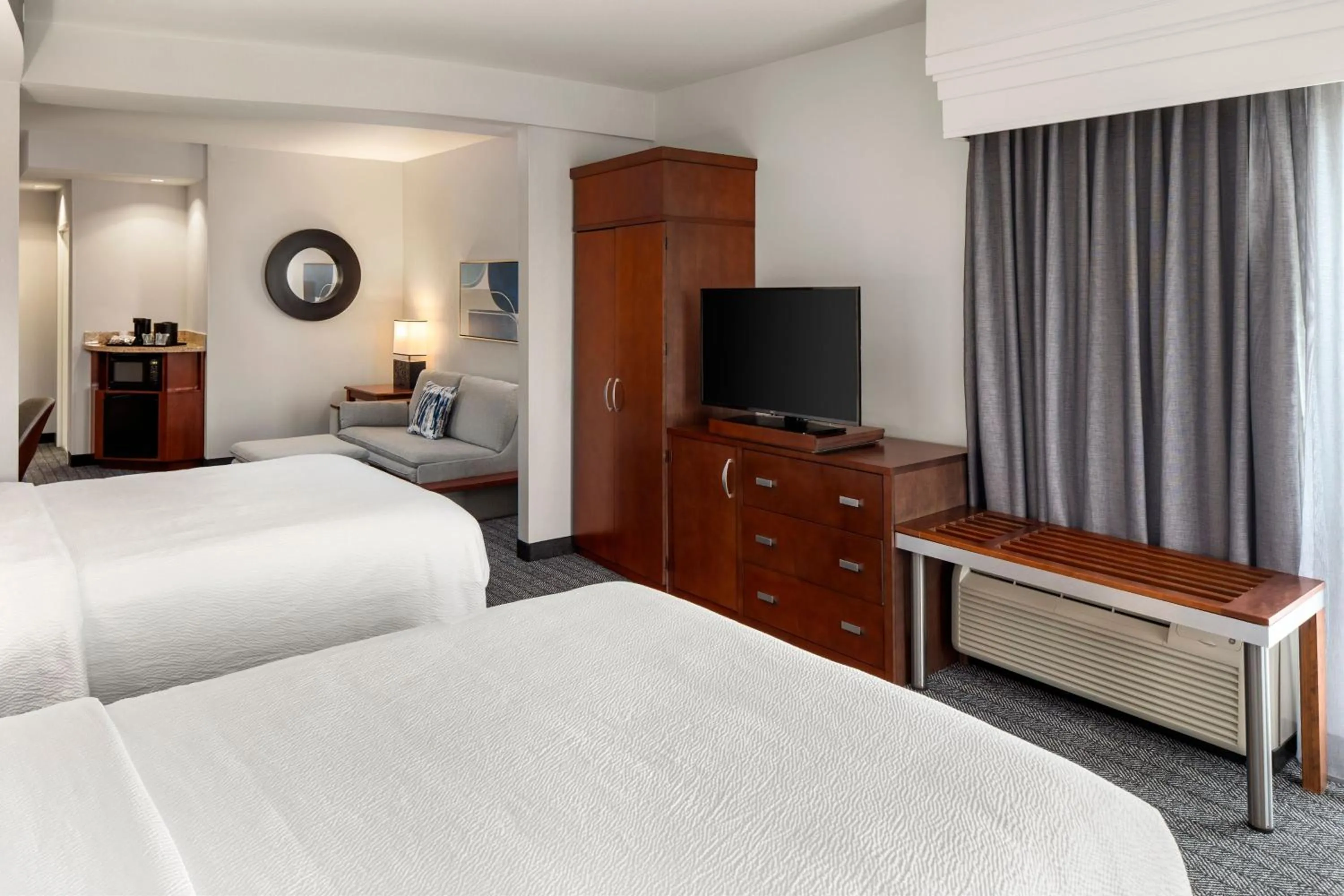 Photo of the whole room, Bed in Courtyard Mankato Hotel & Event Center