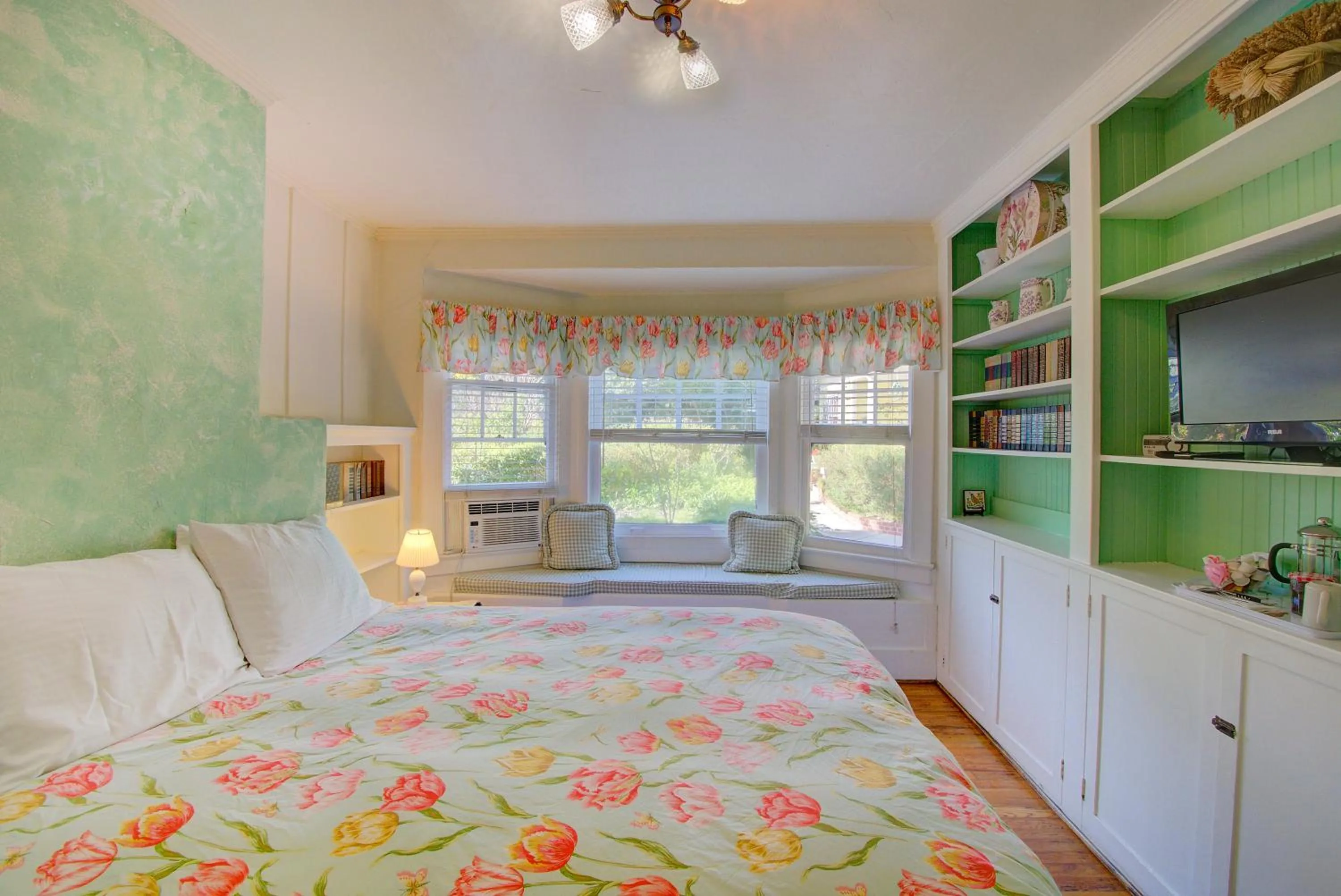 Bedroom, Bed in Secret Garden Inn & Cottages