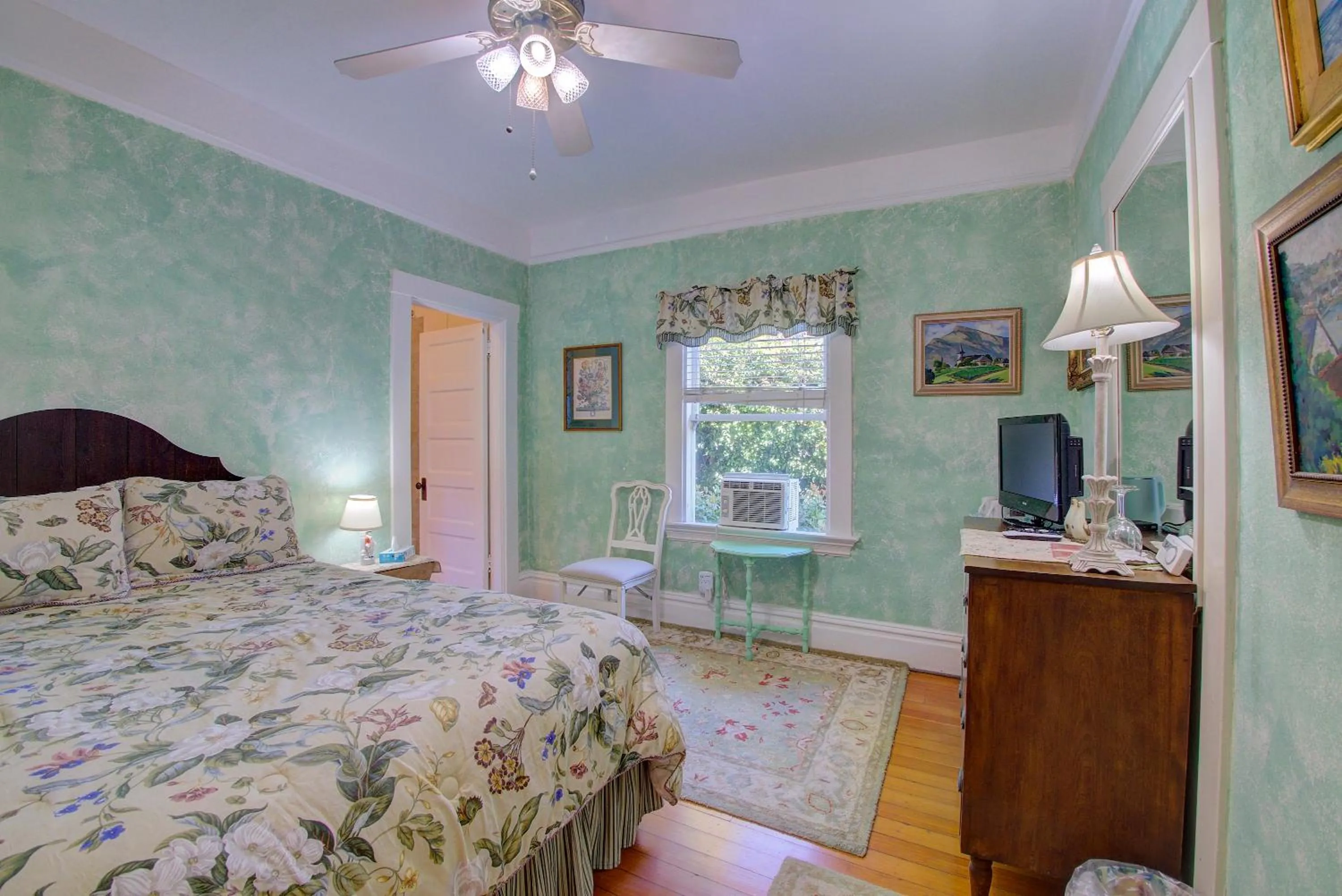 Bedroom, Bed in Secret Garden Inn & Cottages