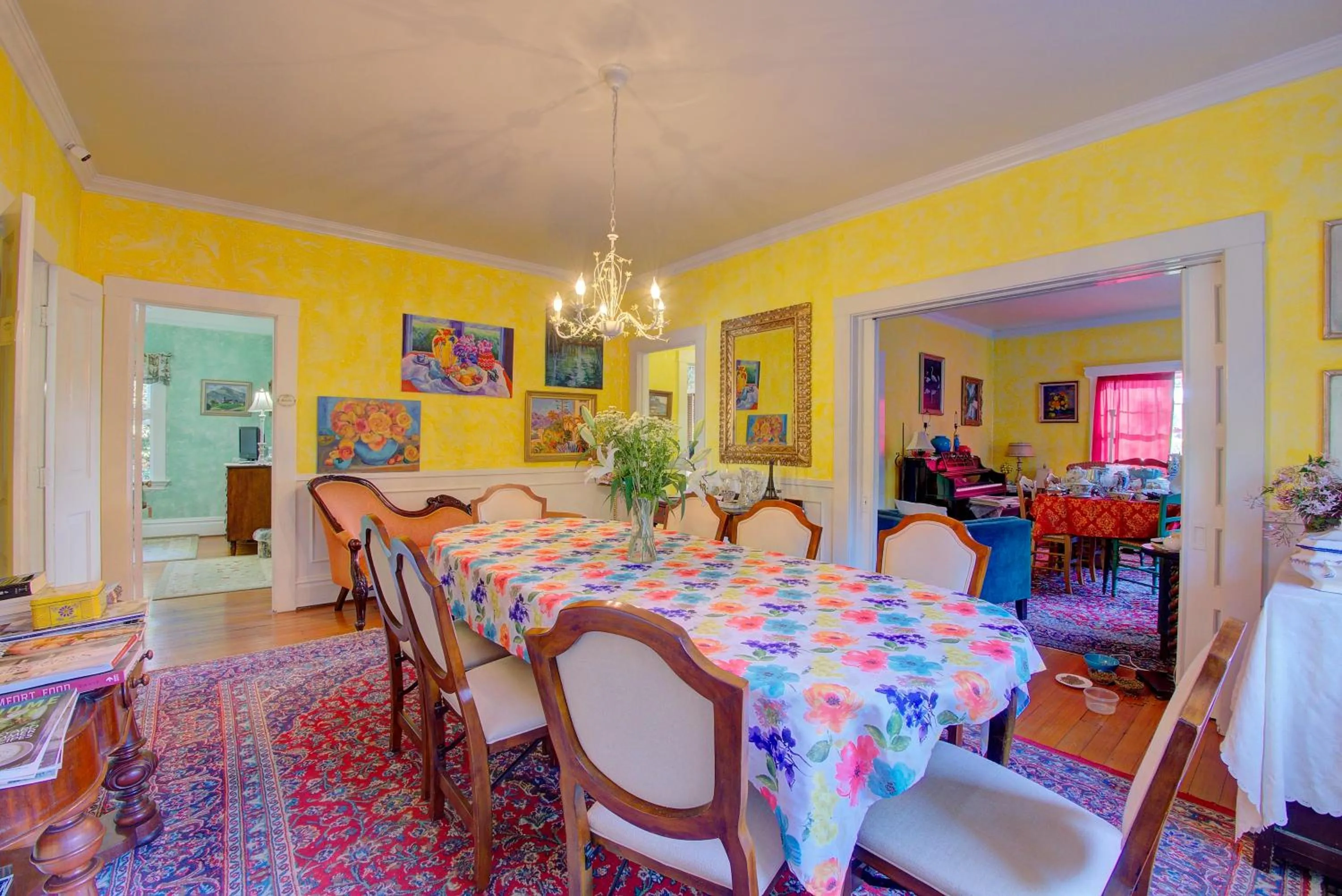 Restaurant/places to eat in Secret Garden Inn & Cottages