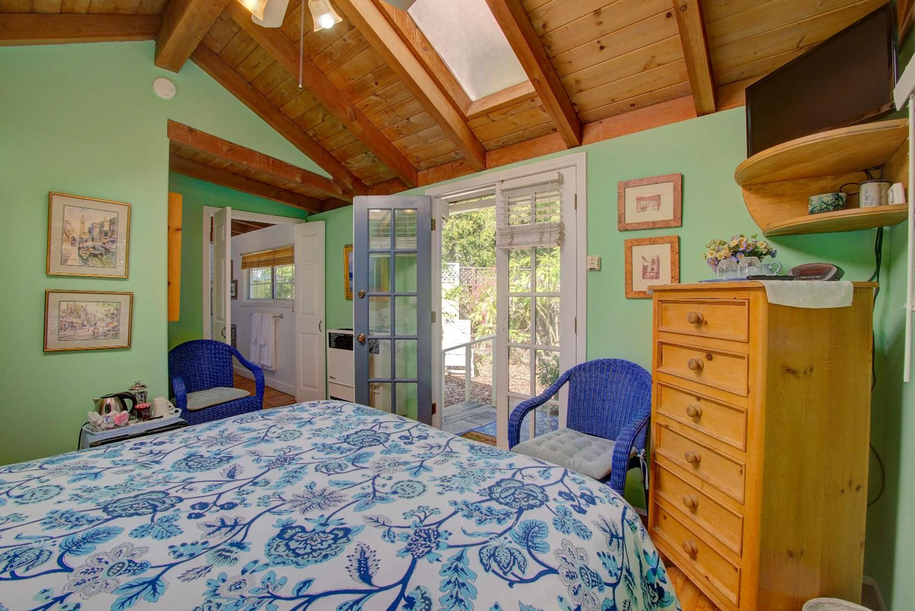 Bedroom, Bed in Secret Garden Inn & Cottages