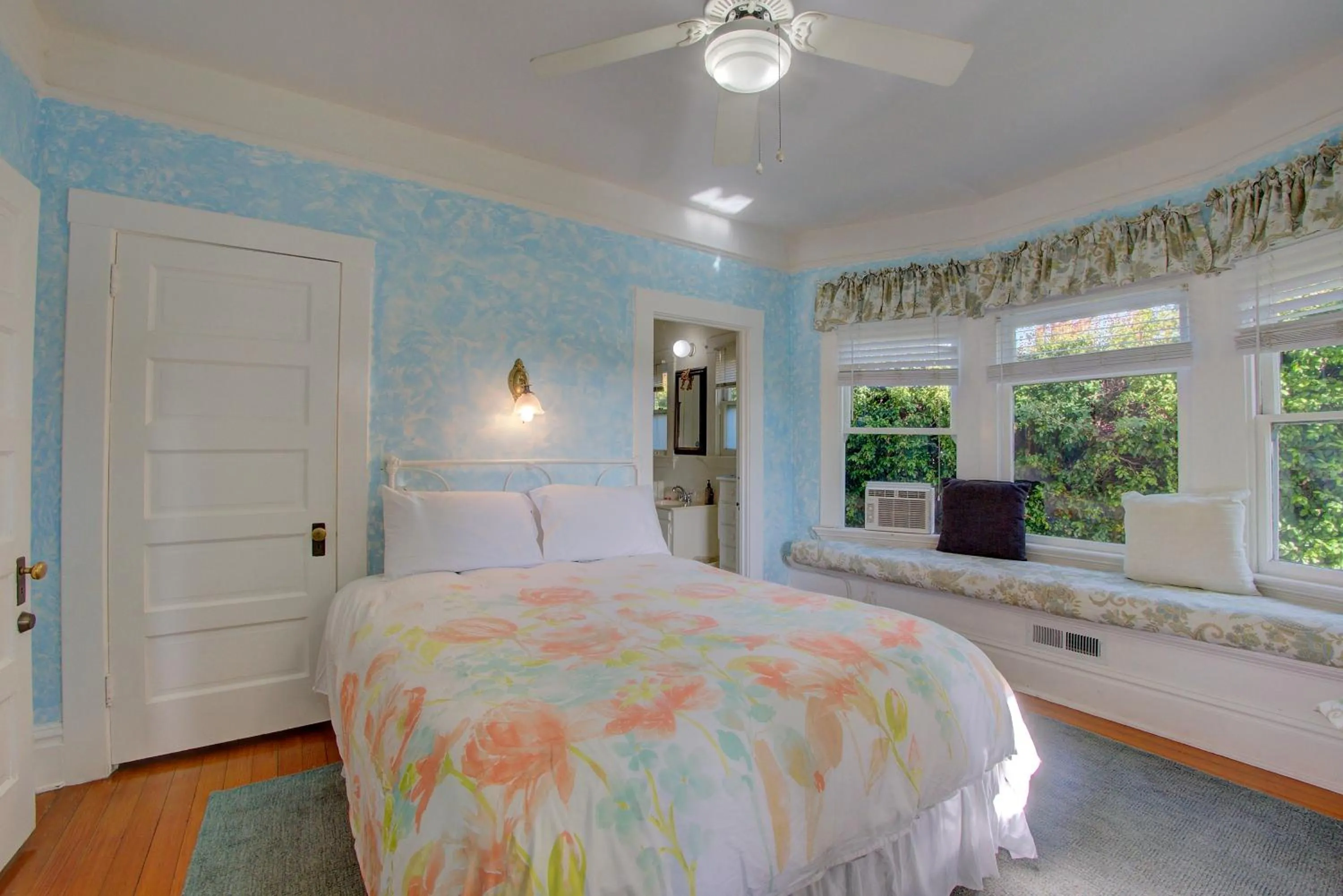 Bed in Secret Garden Inn & Cottages