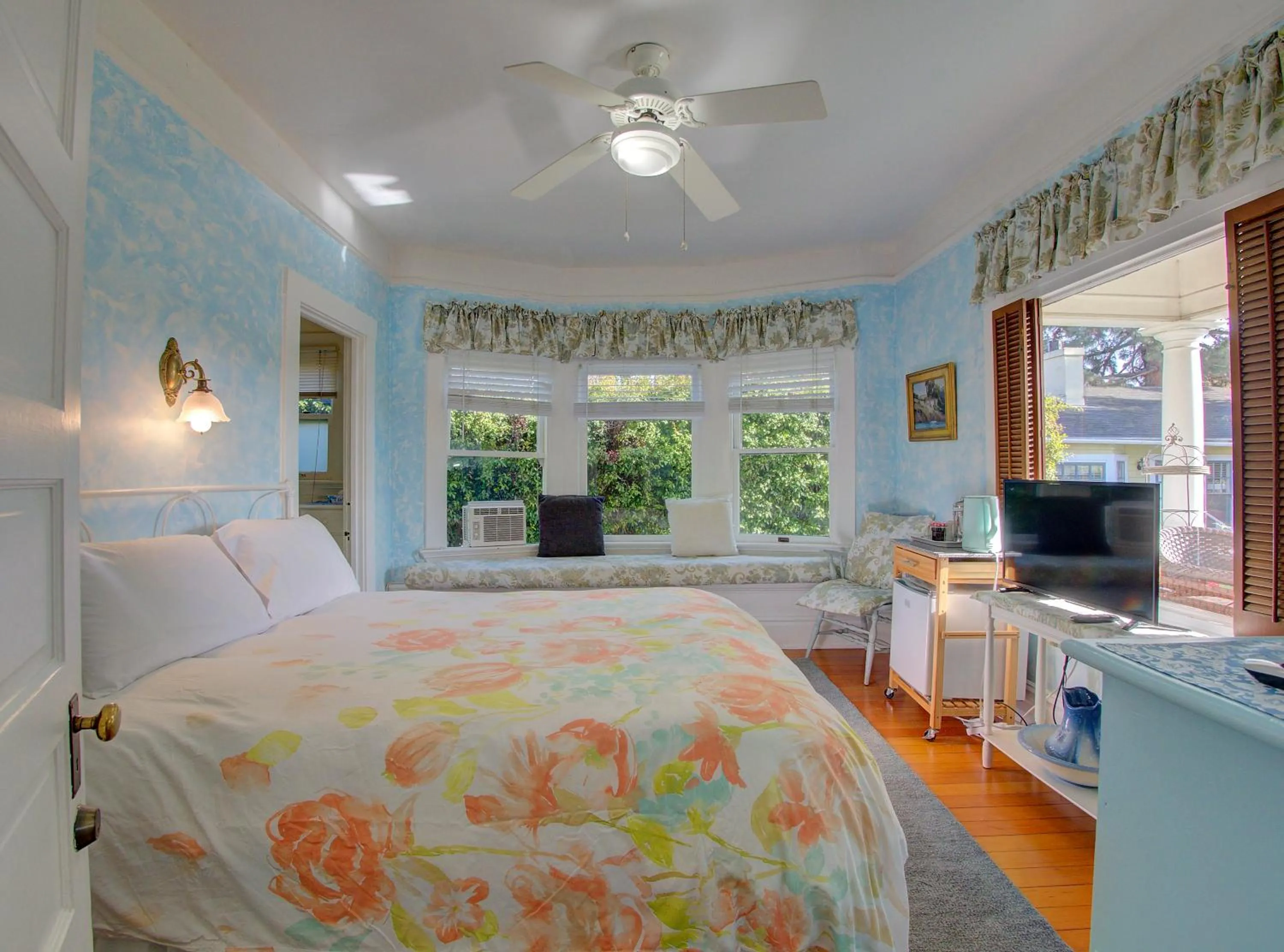 Bedroom, Bed in Secret Garden Inn & Cottages