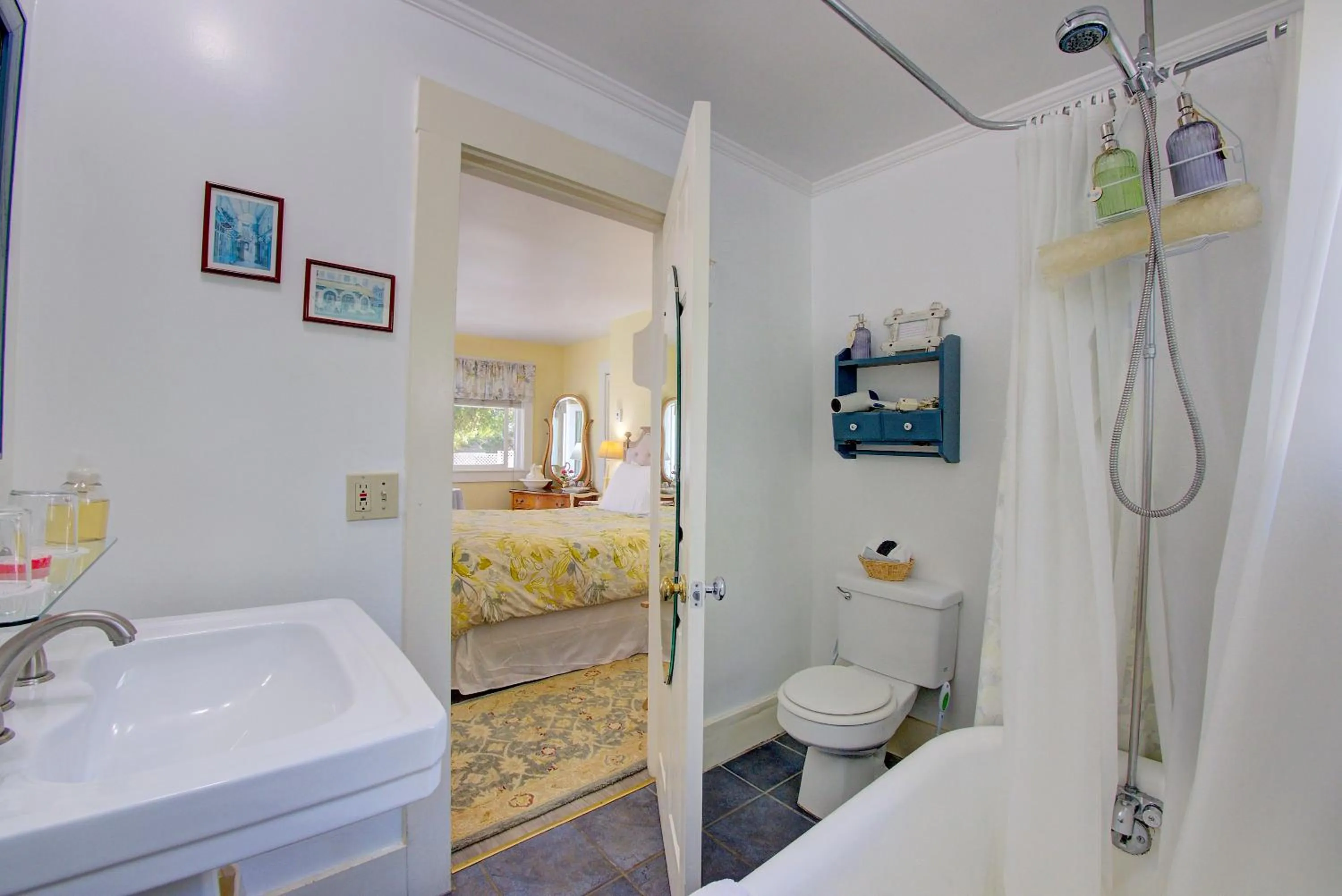 Bathroom, Bed in Secret Garden Inn & Cottages