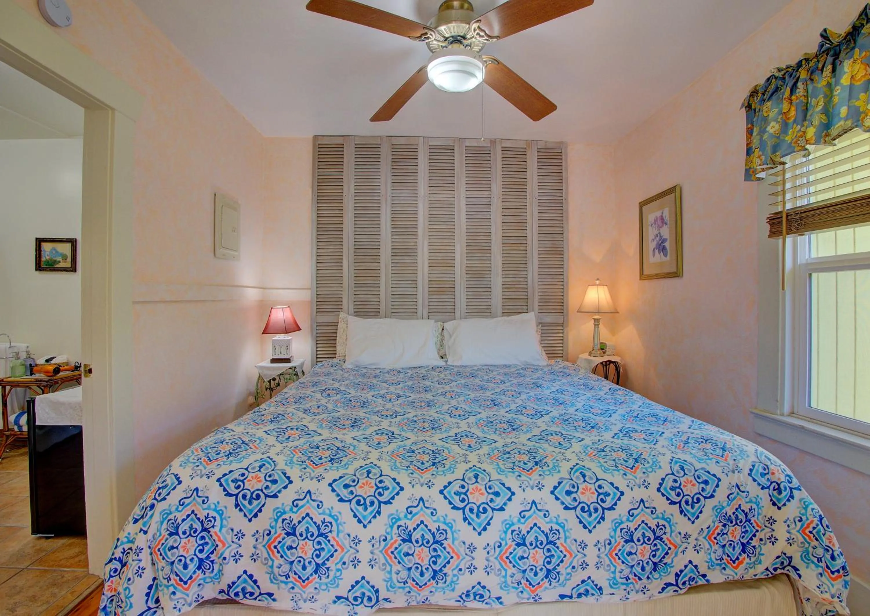 Bed in Secret Garden Inn & Cottages