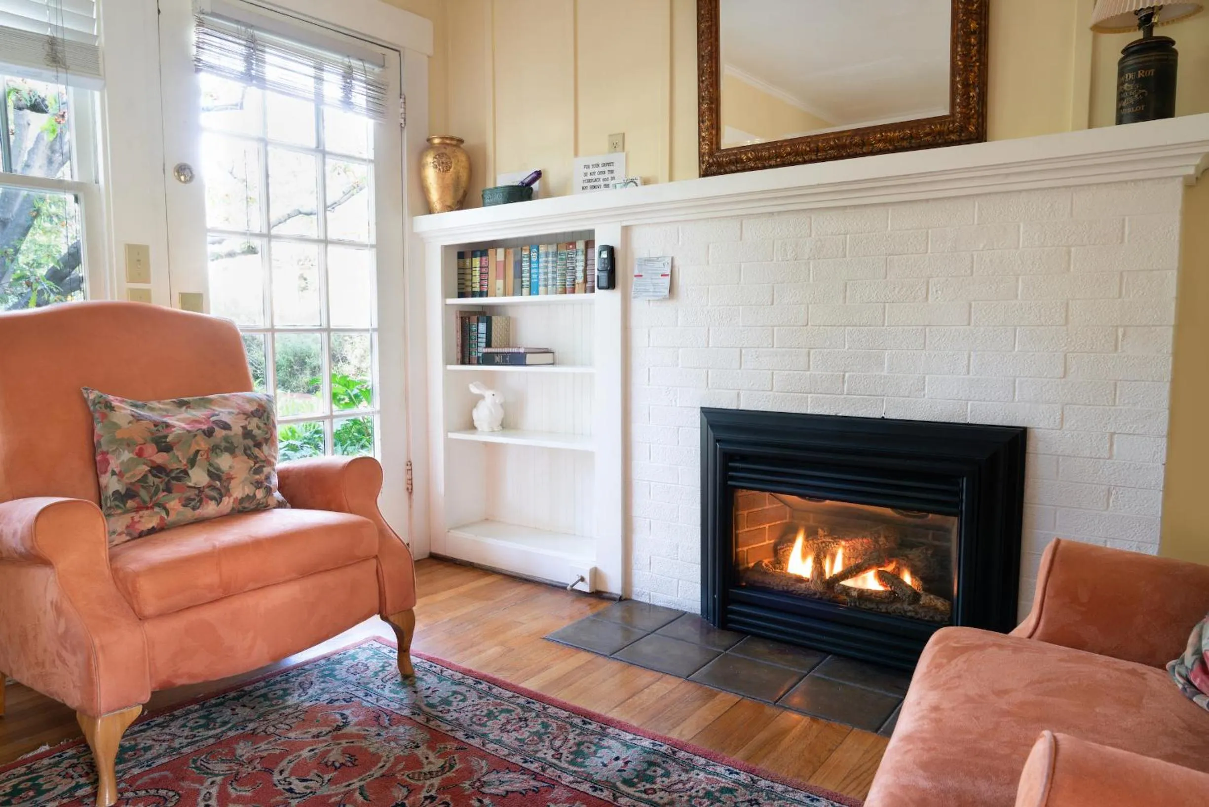 flat iron in Secret Garden Inn & Cottages