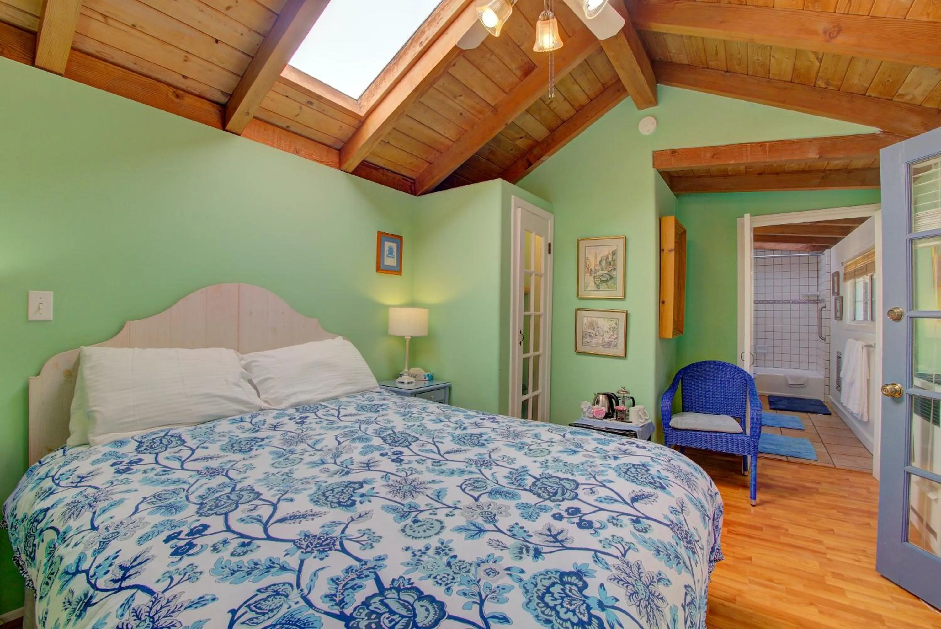 Bedroom, Bed in Secret Garden Inn & Cottages