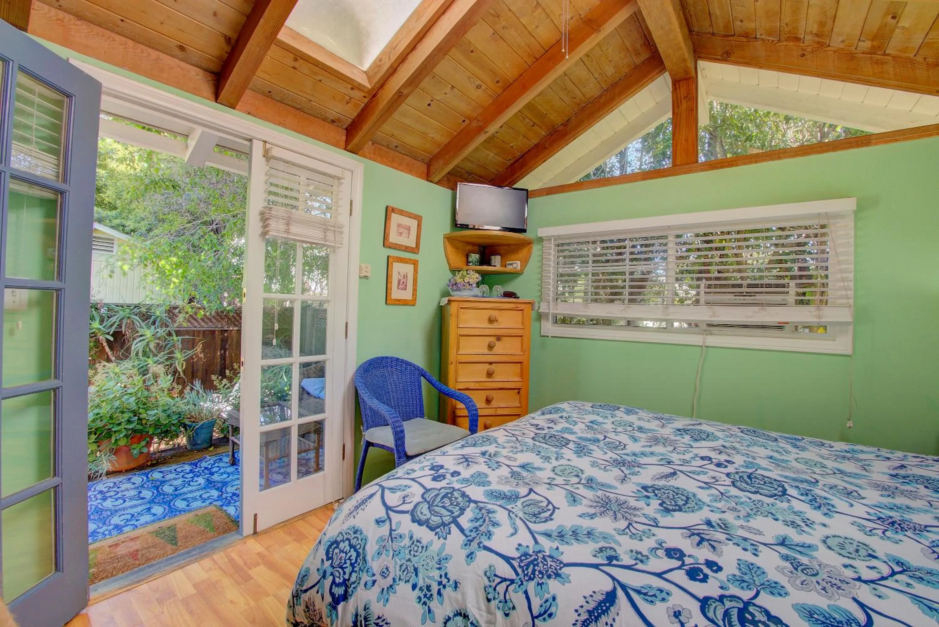 Bedroom, Bed in Secret Garden Inn & Cottages