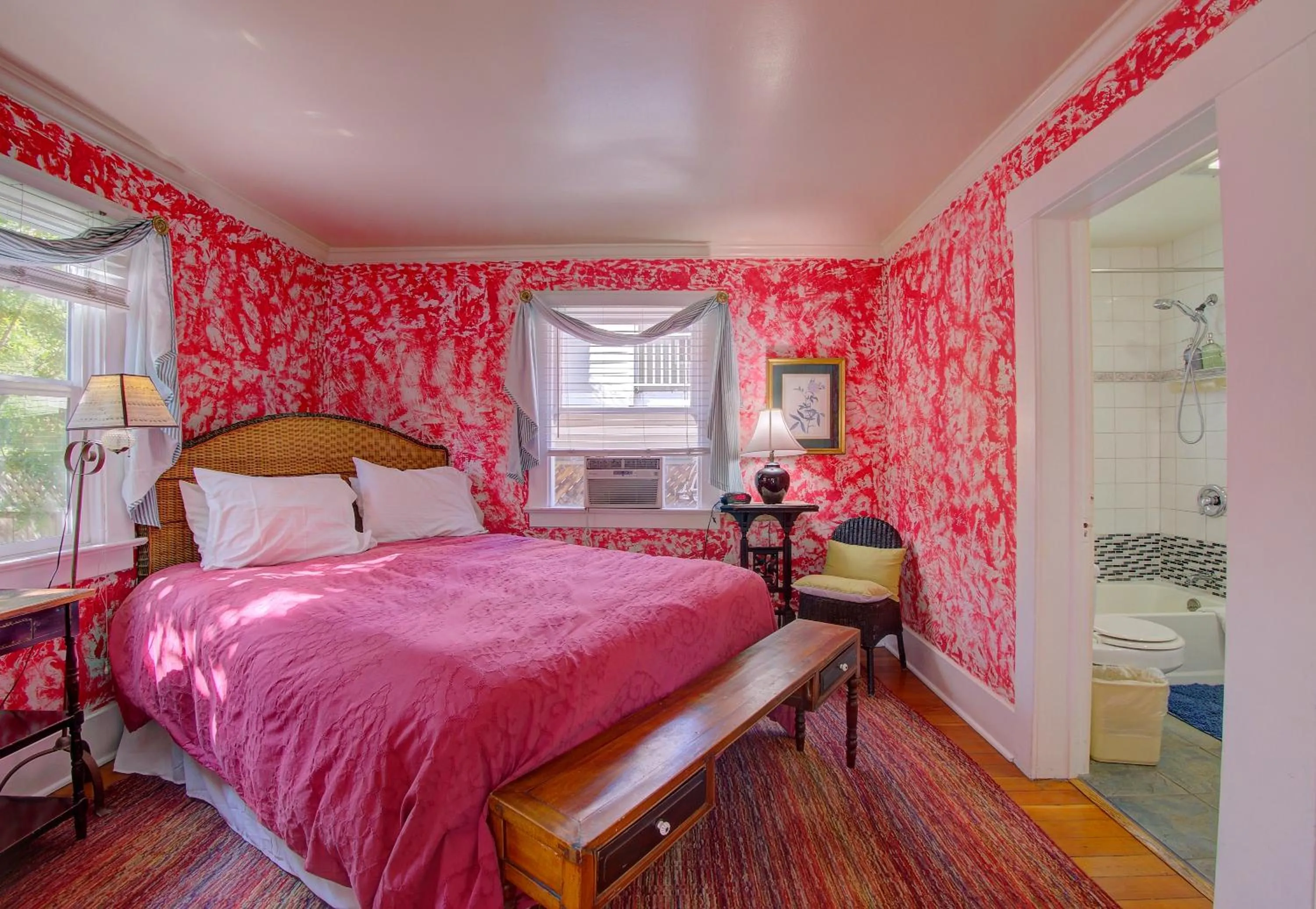 Bed in Secret Garden Inn & Cottages