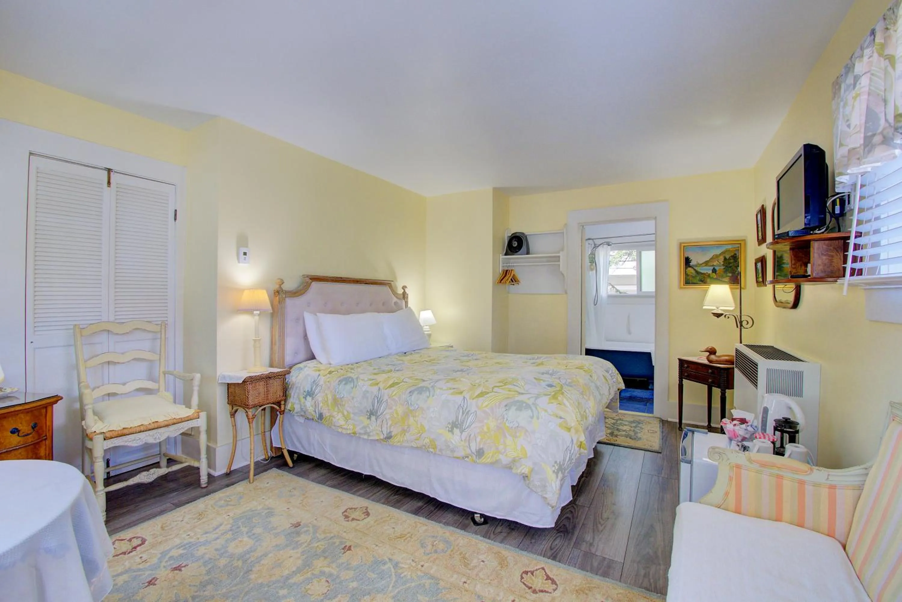 Bedroom, Bed in Secret Garden Inn & Cottages