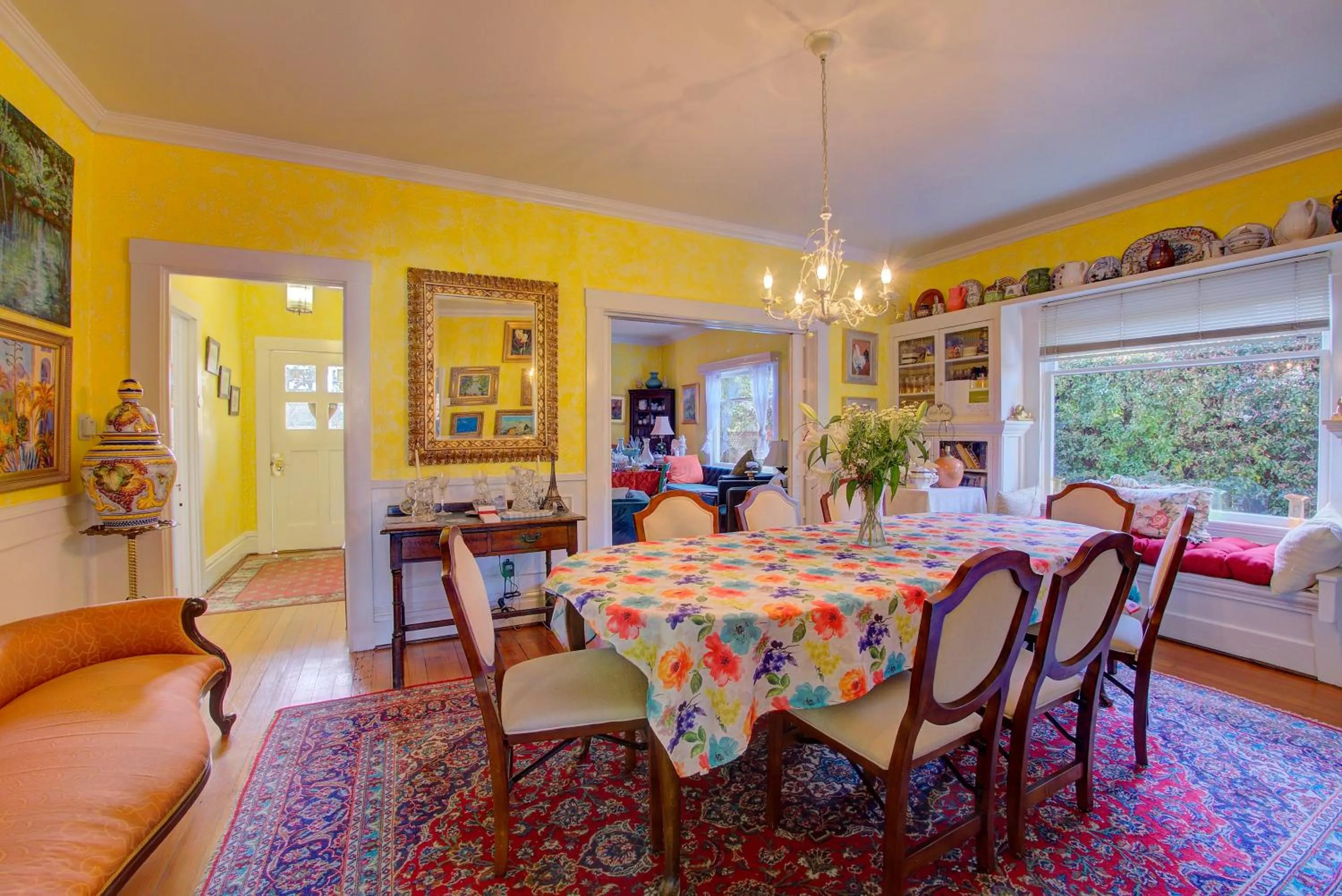 Dining area in Secret Garden Inn & Cottages
