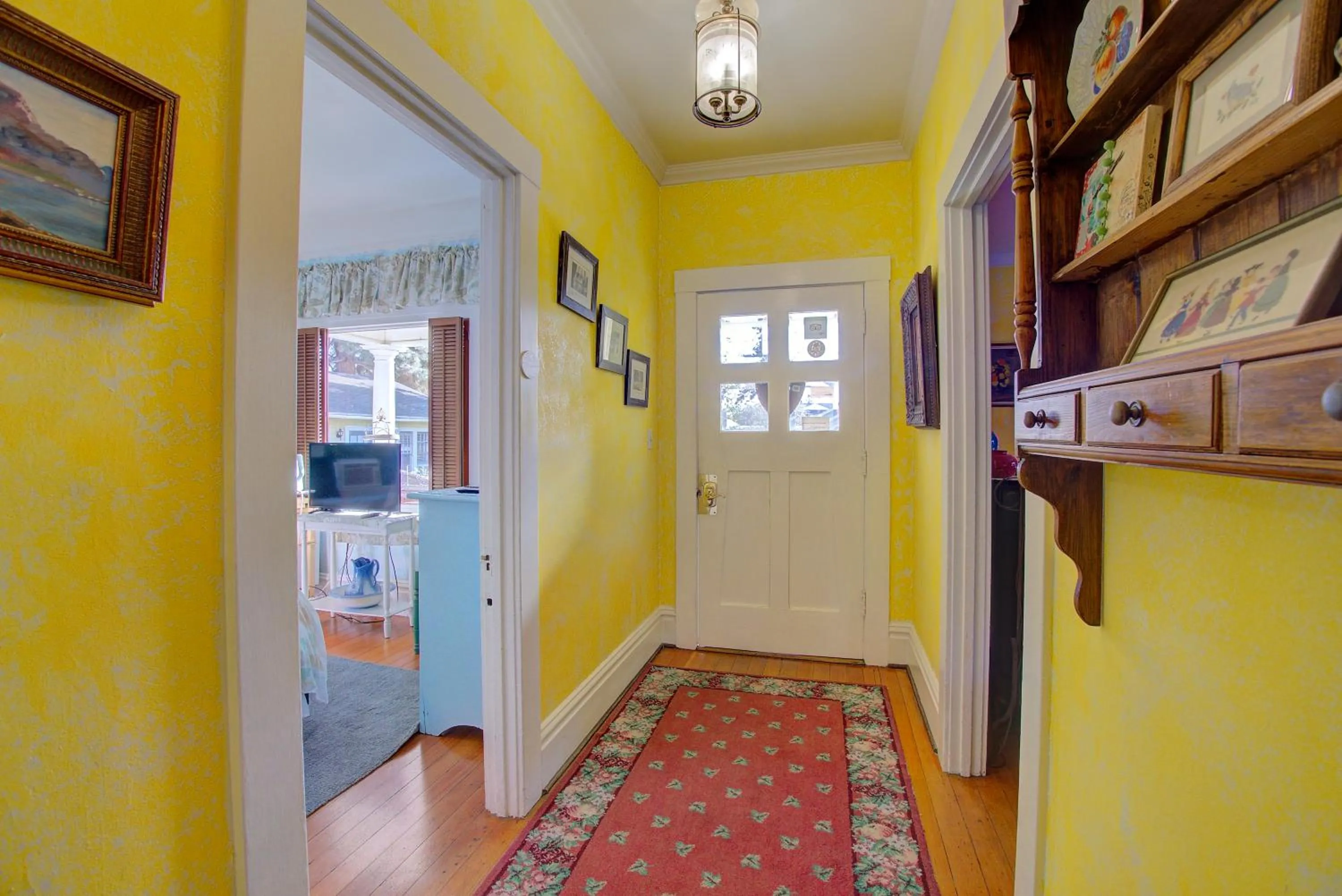 Facade/entrance in Secret Garden Inn & Cottages