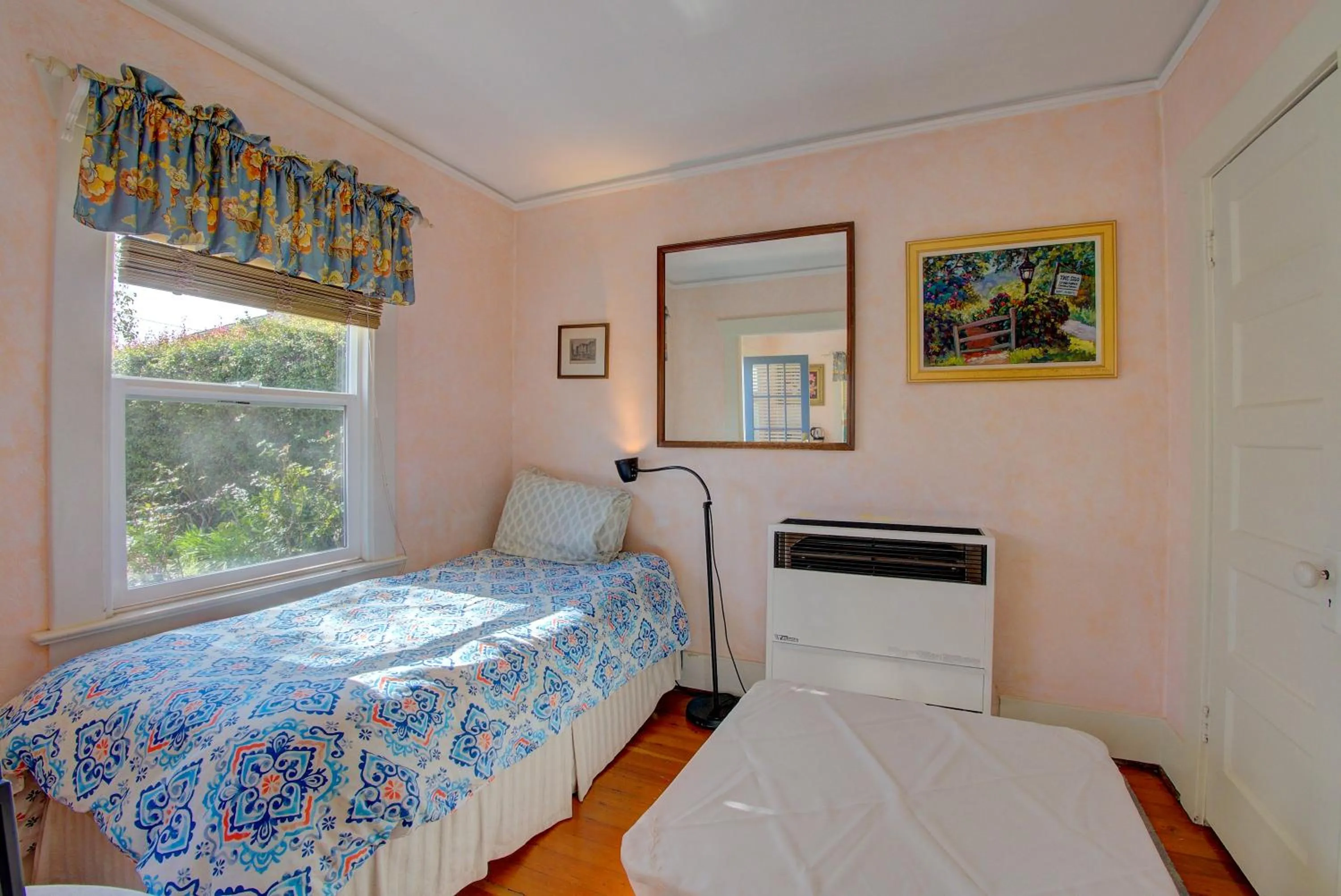 Bed in Secret Garden Inn & Cottages