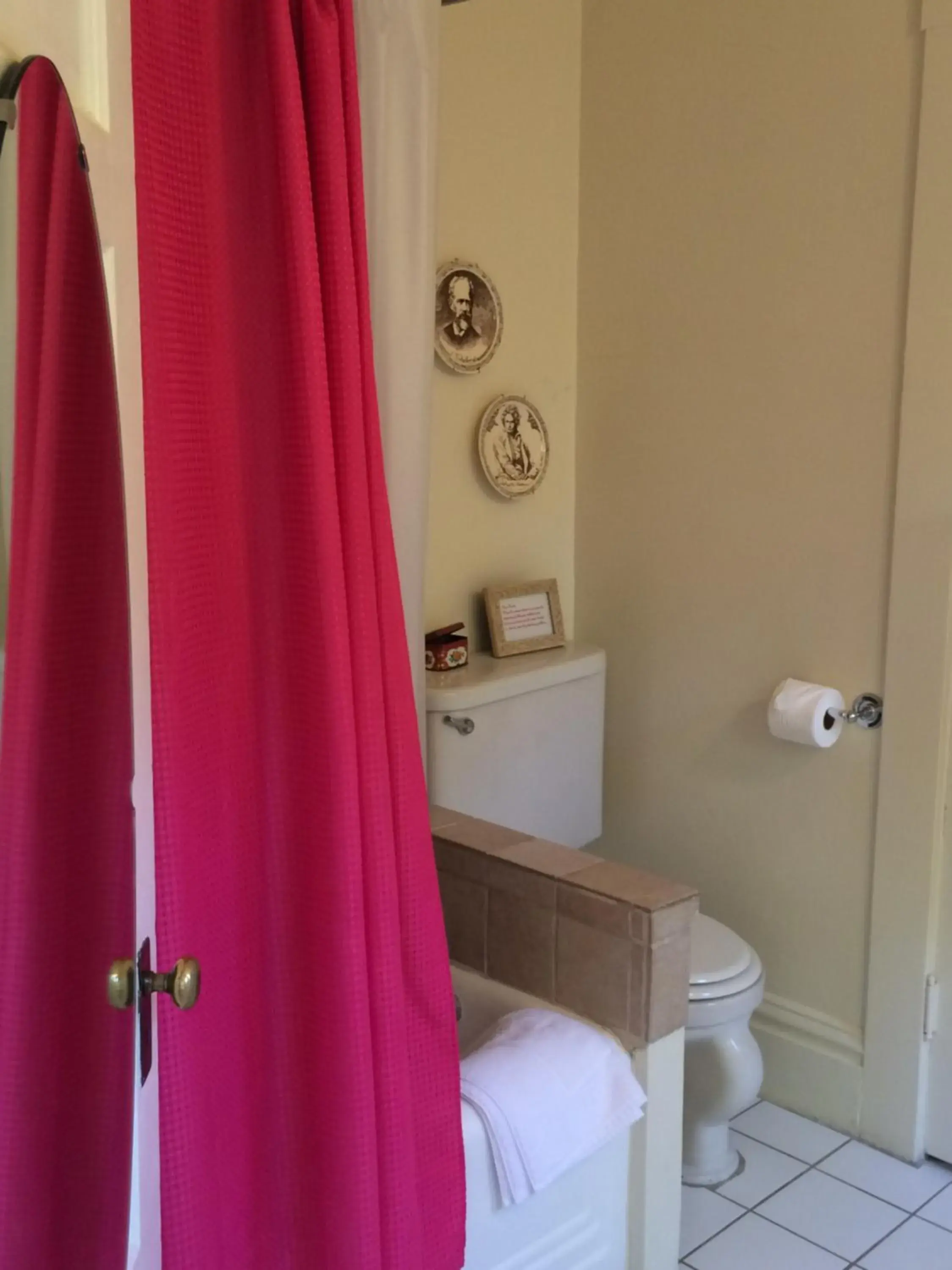 Queen Room in Secret Garden Inn & Cottages Queen Room in Secret Garden Inn & Cottages