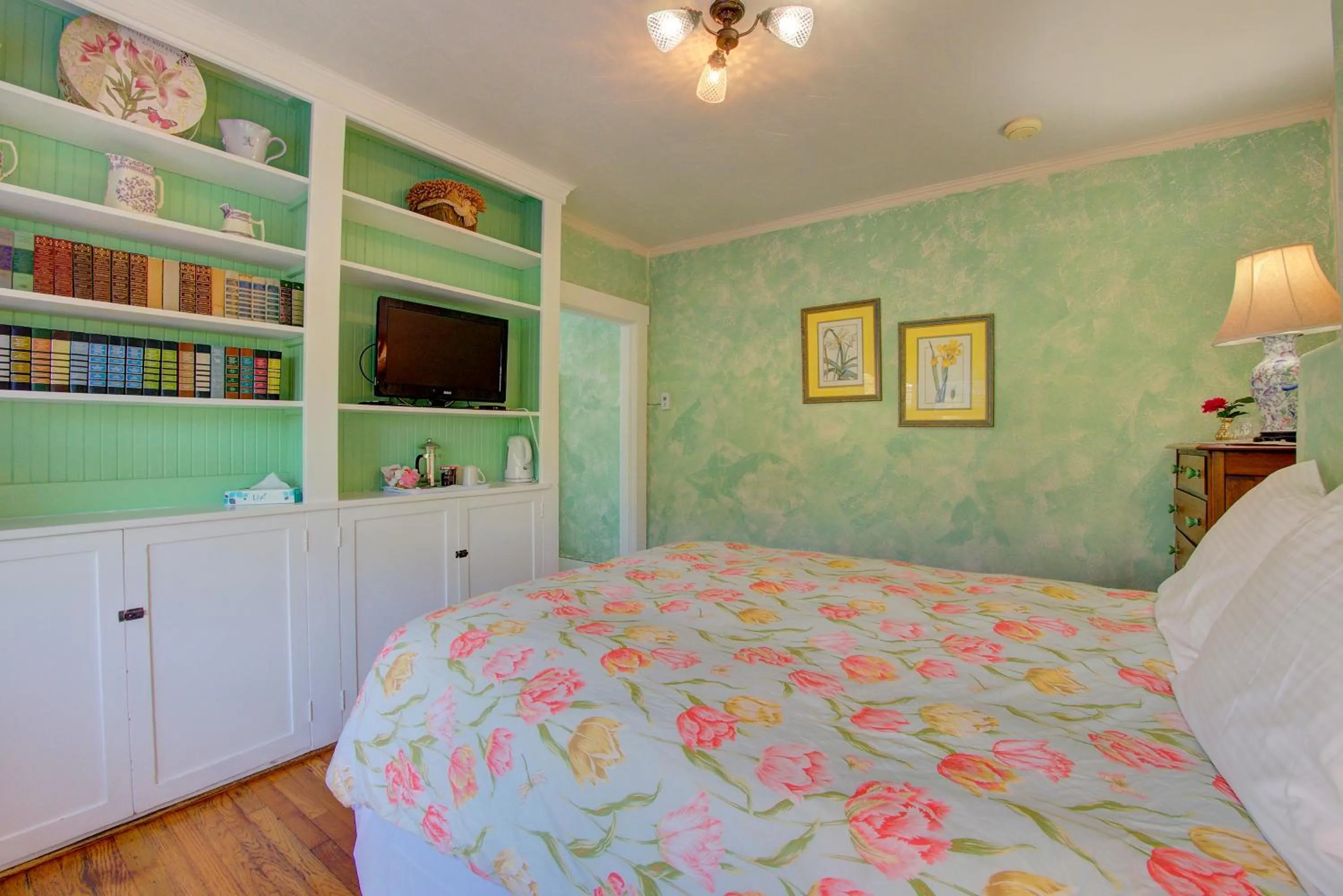 Bedroom, Bed in Secret Garden Inn & Cottages