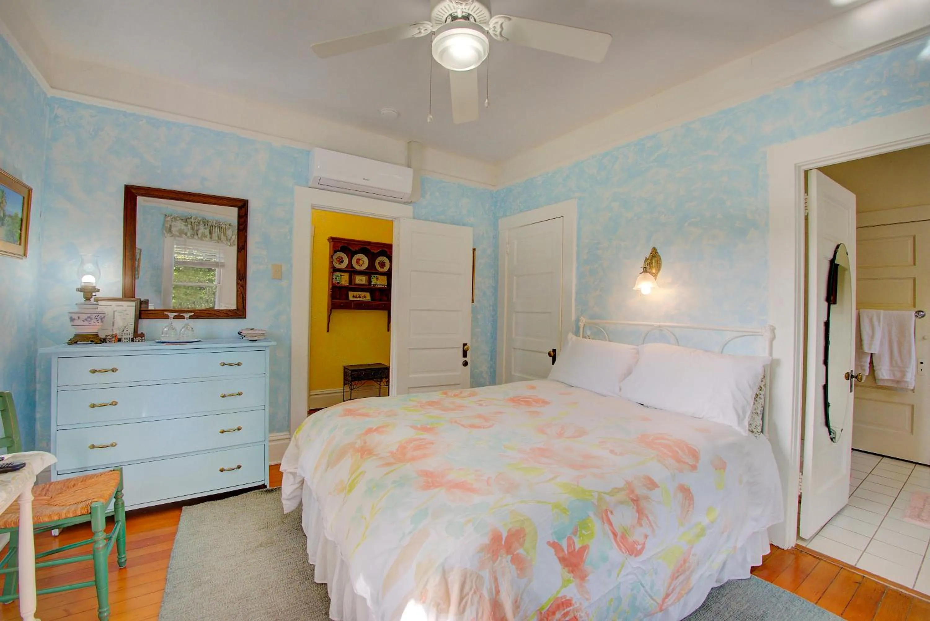 Bedroom, Bed in Secret Garden Inn & Cottages