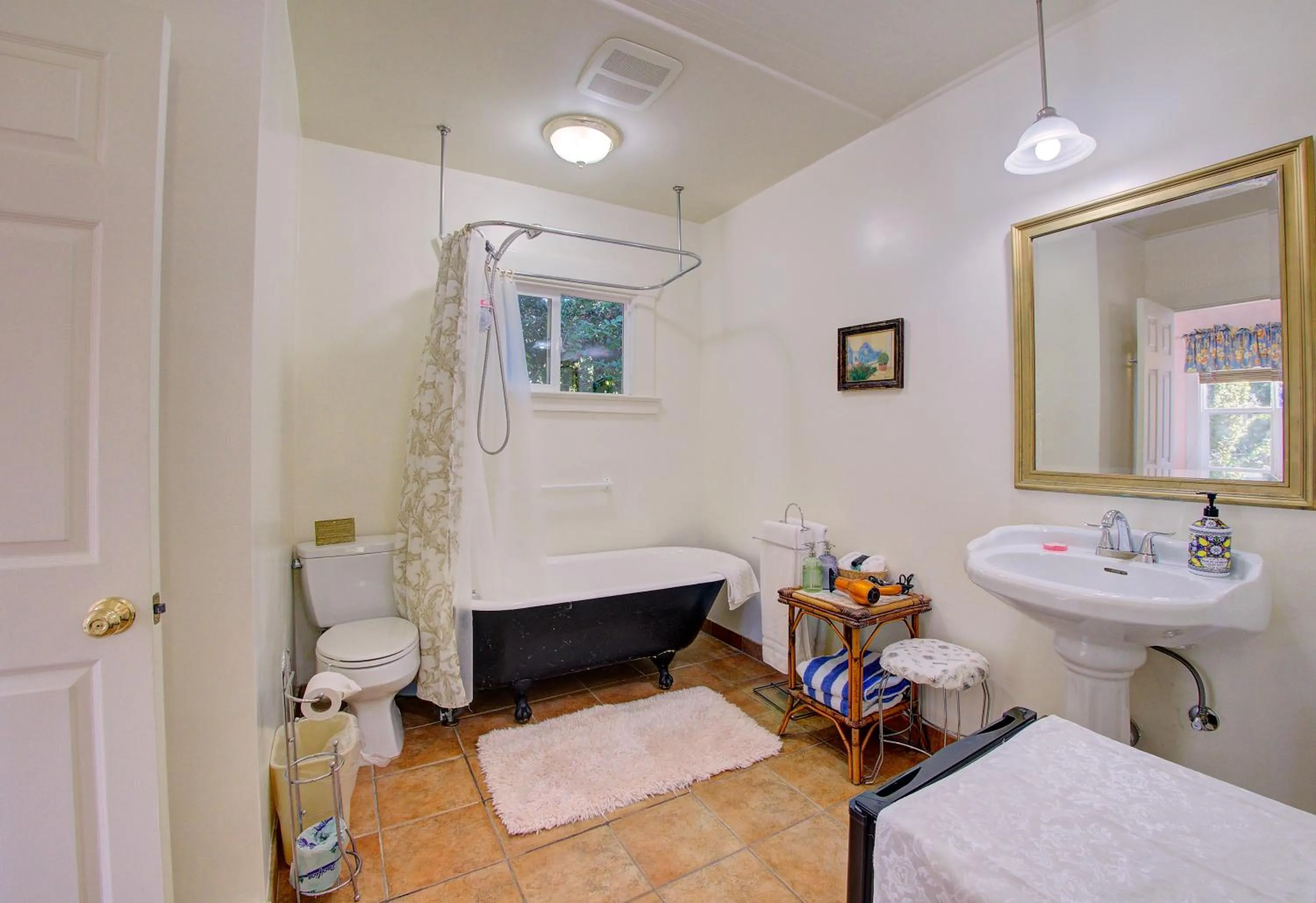 Bathroom in Secret Garden Inn & Cottages