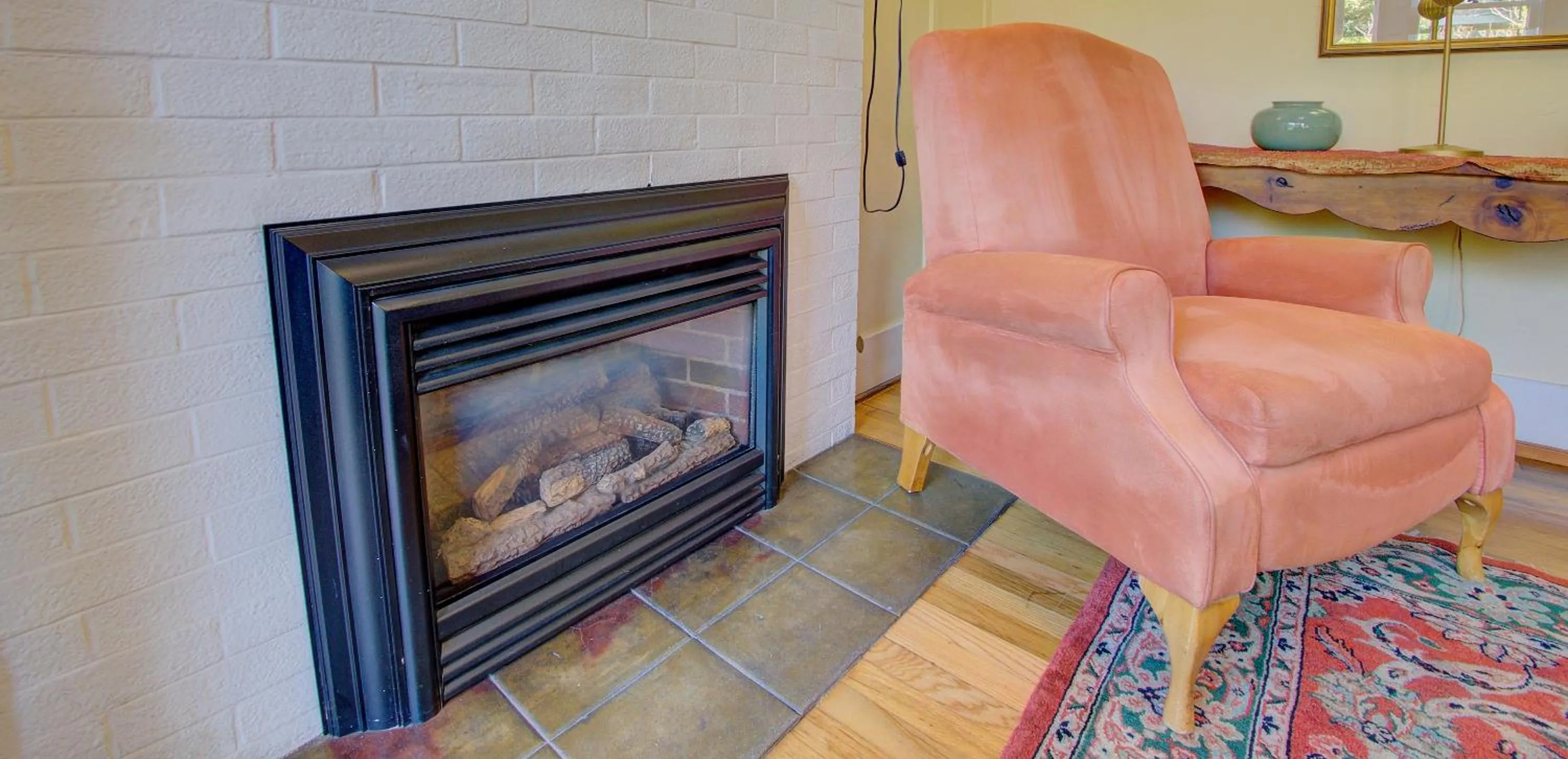 flat iron in Secret Garden Inn & Cottages