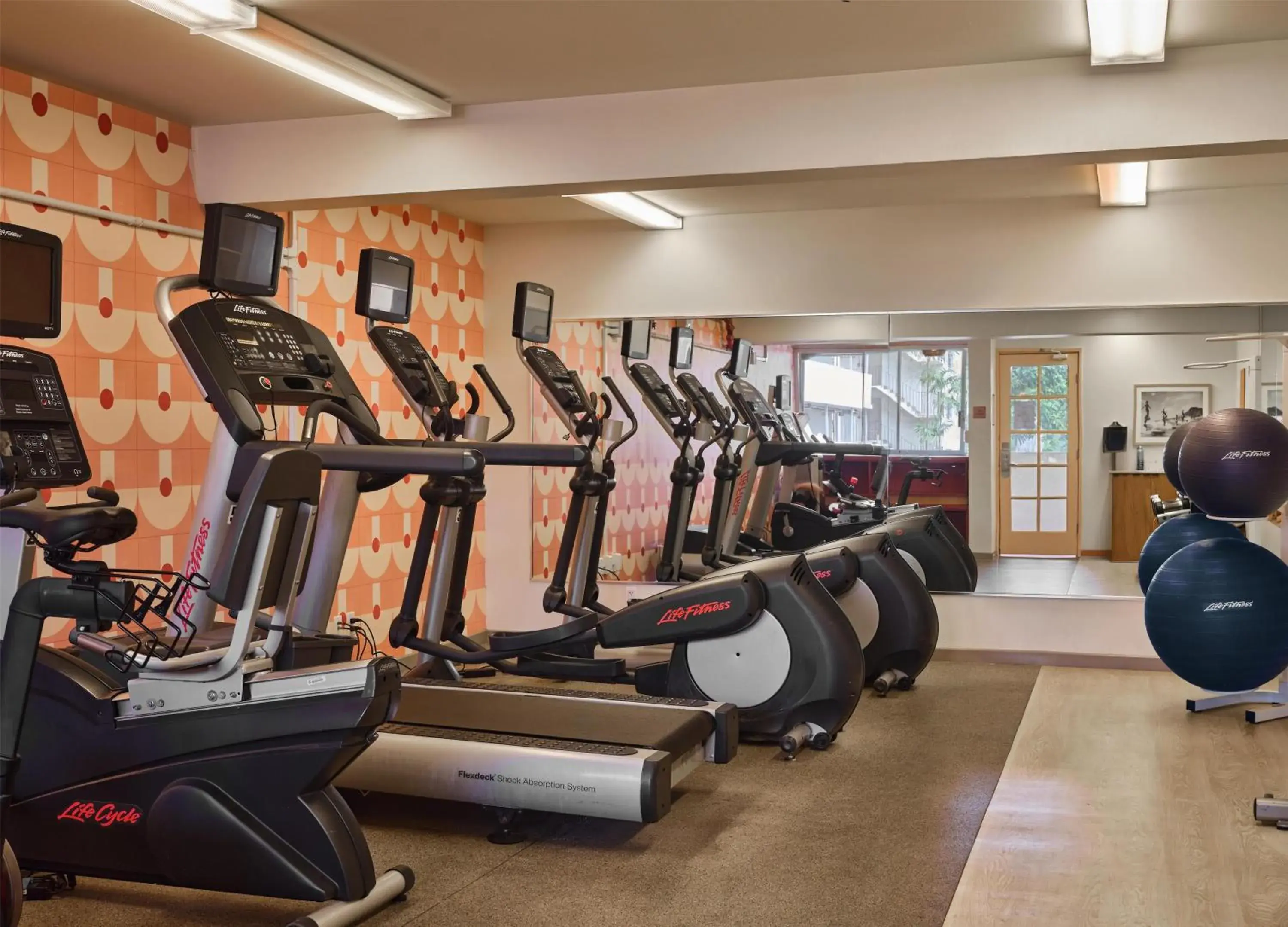 Fitness centre/facilities in The Ambassador of Waikiki, Tapestry Collection by Hilton Fitness centre/facilities in The Ambassador of Waikiki, Tapestry Collection by Hilton