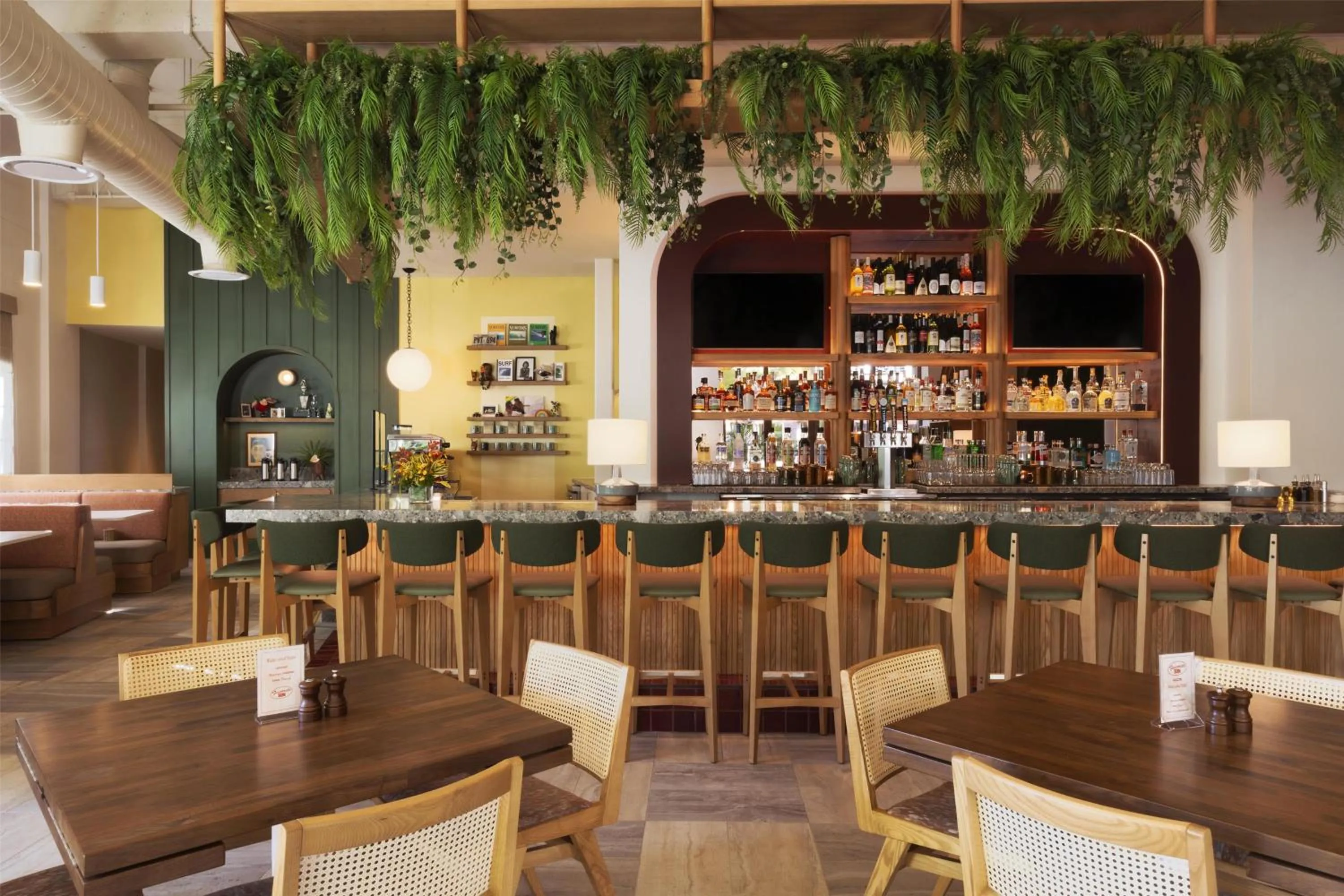 Restaurant/places to eat in The Ambassador of Waikiki, Tapestry Collection by Hilton