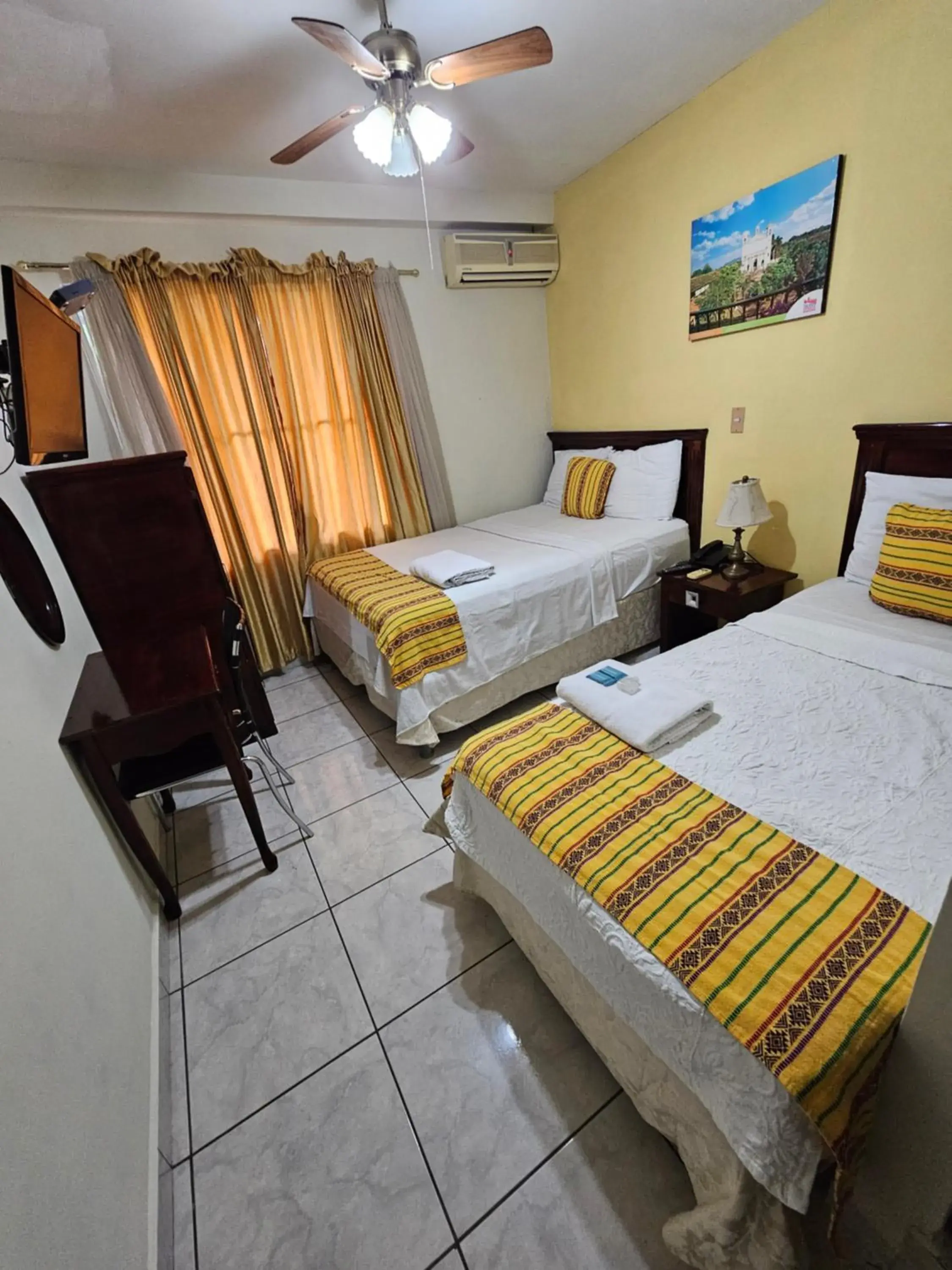 Twin Room in Hotel San Jose Hostal Twin Room in Hotel San Jose Hostal