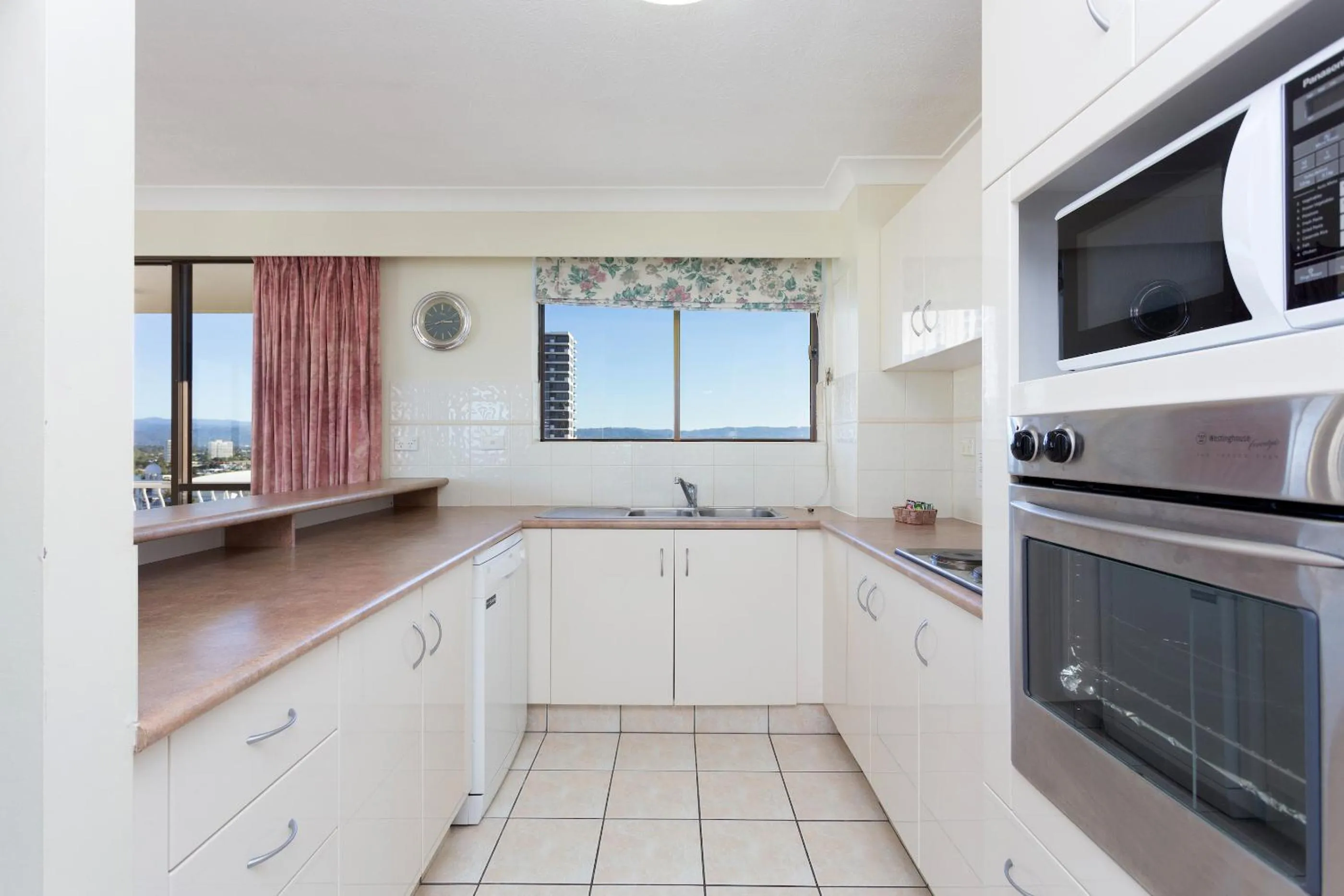 Kitchen or kitchenette in Capricornia Apartments