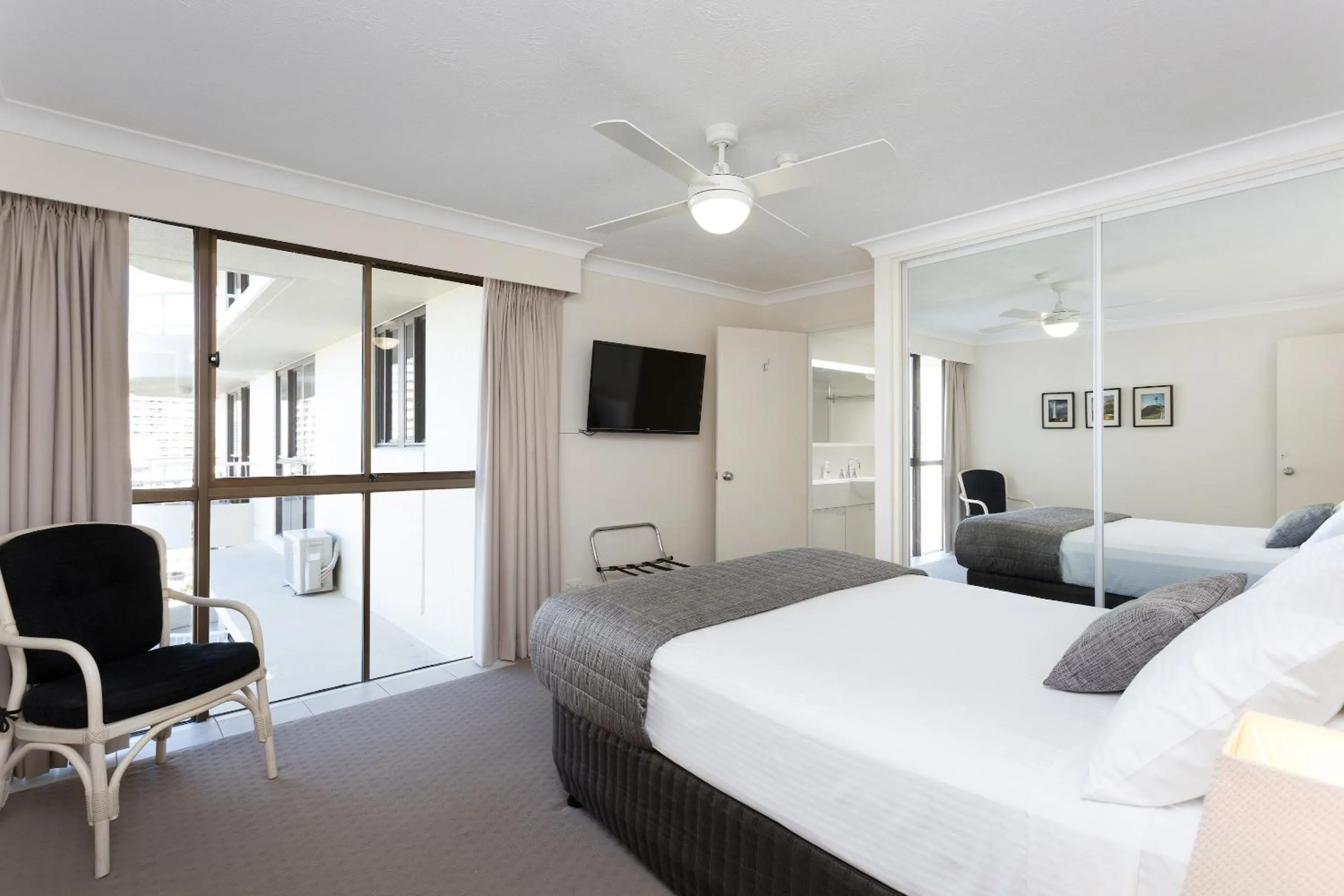Bathroom, Bed in Capricornia Apartments